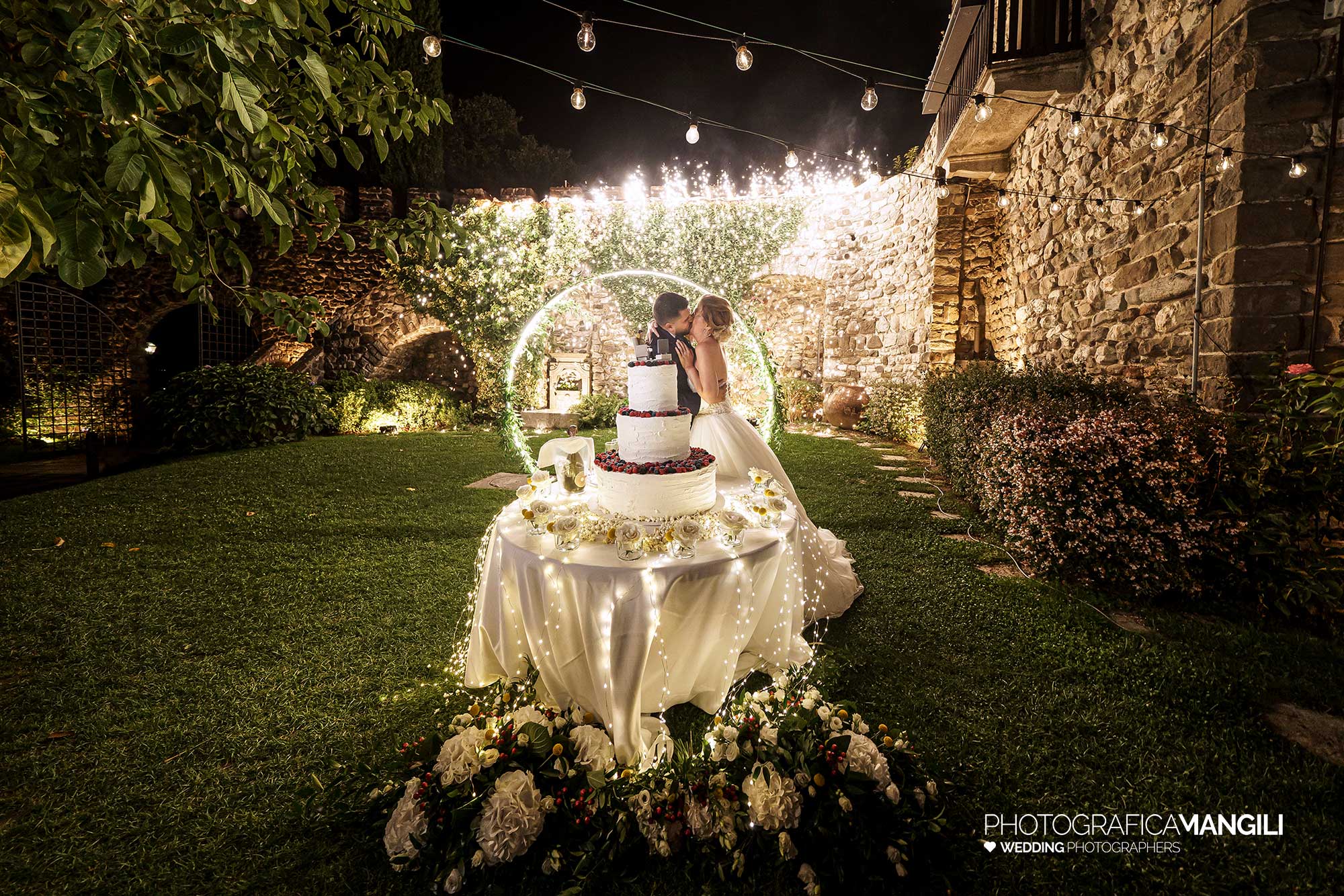 052 fotografo matrimonio reportage wedding sposi taglio torta fontane luminose castello rossino calolziocorte lecco lago como 052 fotografo matrimonio reportage wedding sposi taglio torta fontane luminose castello rossino calolziocorte lecco lago como