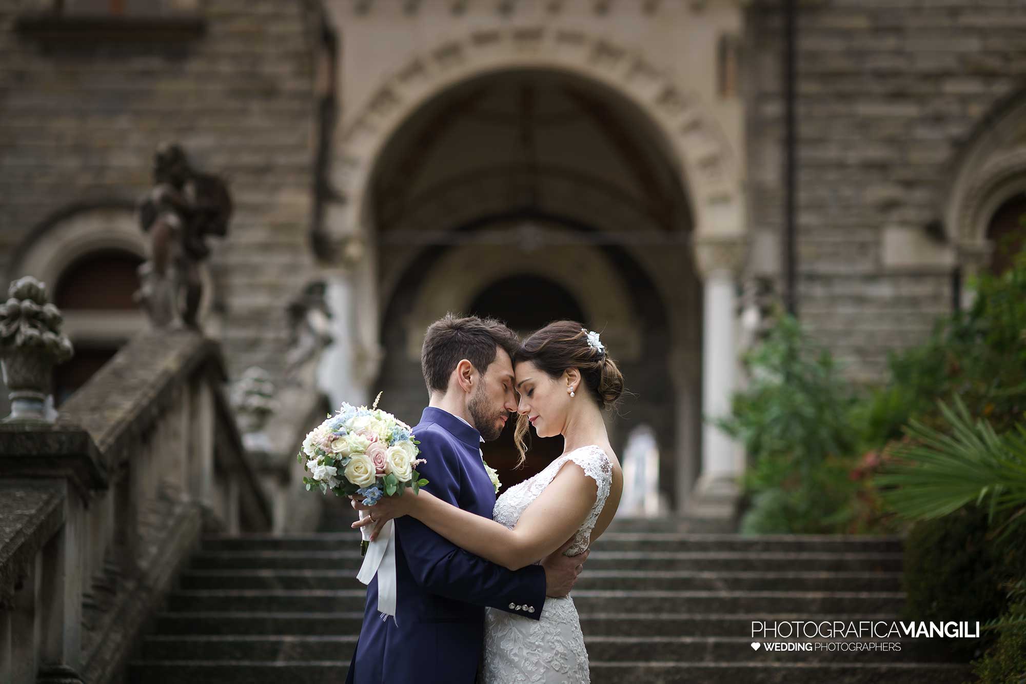 053 fotografo matrimonio reportage wedding ritratto sposi scalinata esterna villa ex magni rizzoli canzo como 053 fotografo matrimonio reportage wedding ritratto sposi scalinata esterna villa ex magni rizzoli canzo como