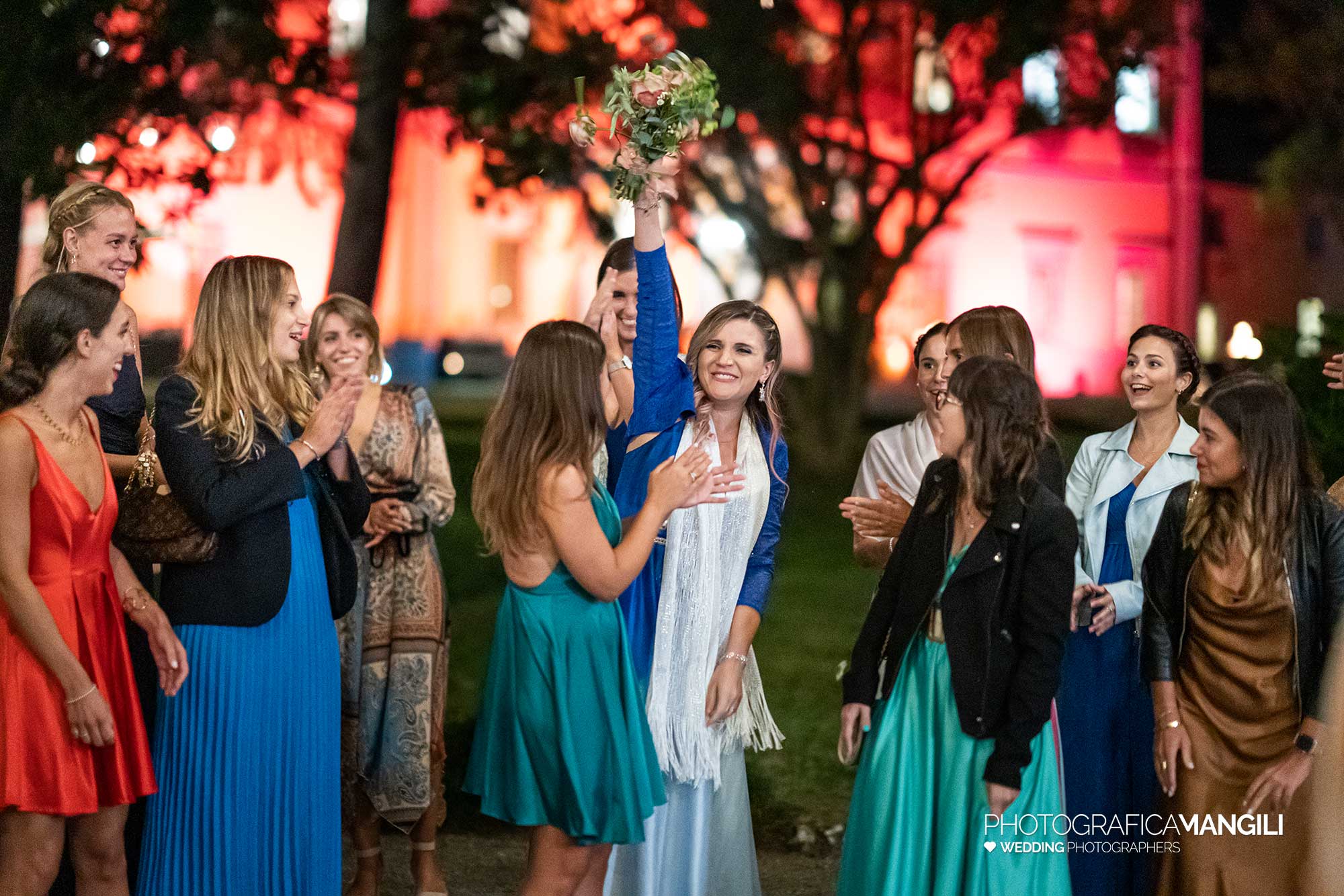 053 fotografo matrimonio reportage wedding sposa lancio bouquet villa acquaroli carvico bergamo 053 fotografo matrimonio reportage wedding sposa lancio bouquet villa acquaroli carvico bergamo