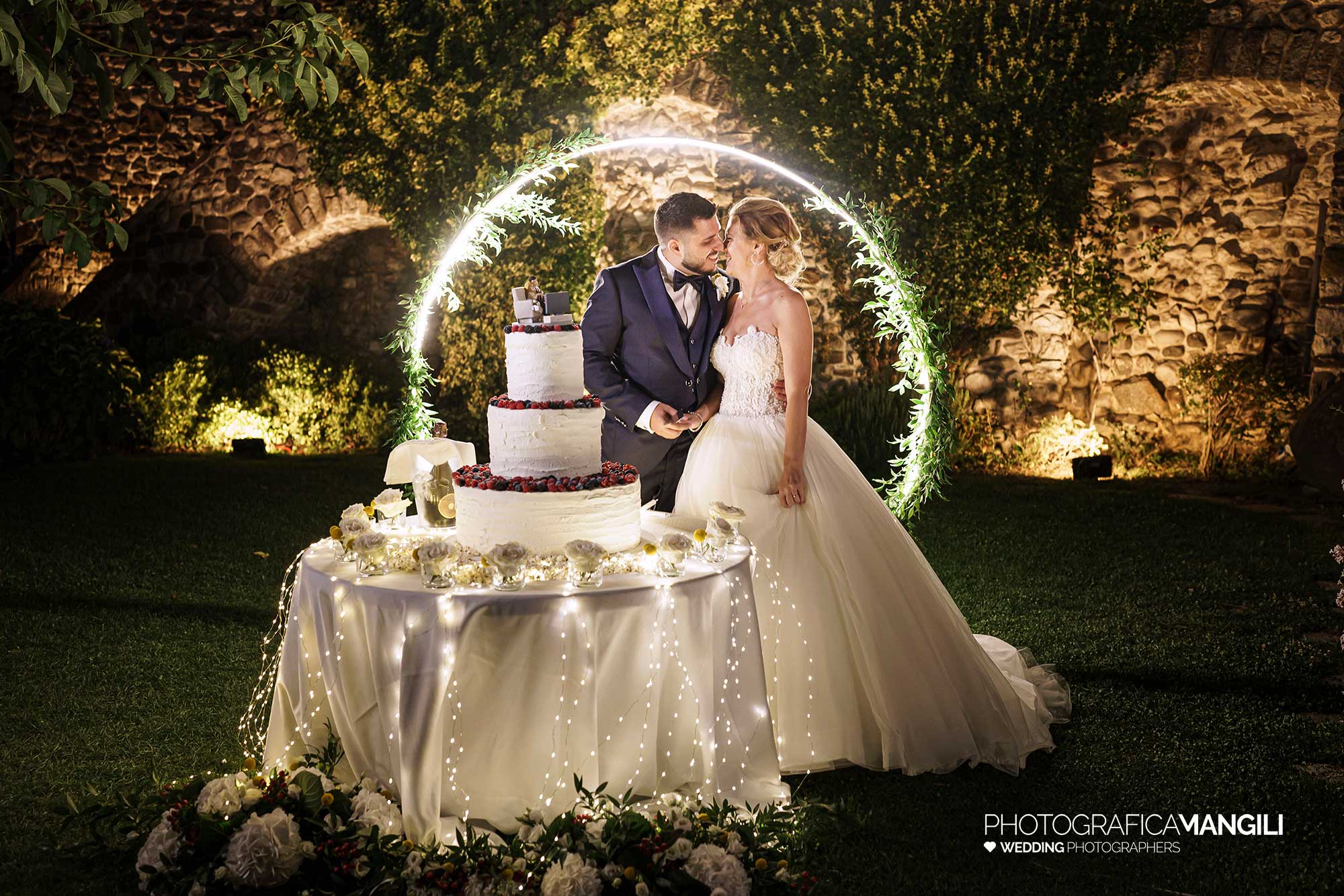 053 fotografo matrimonio reportage wedding sposi taglio torta fontane luminose castello rossino calolziocorte lecco lago como 053 fotografo matrimonio reportage wedding sposi taglio torta fontane luminose castello rossino calolziocorte lecco lago como