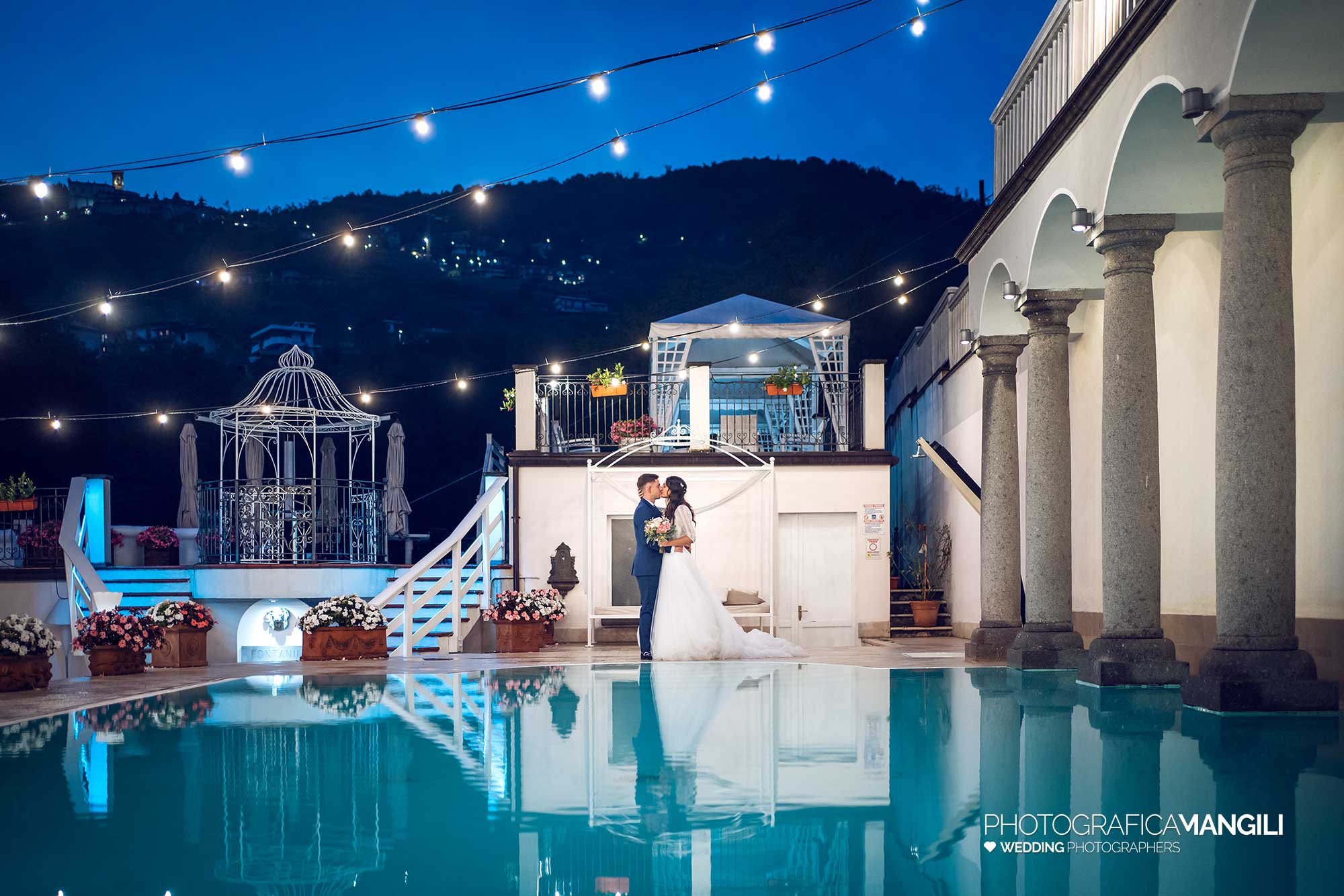 053 fotografo matrimonio wedding reportage ritratto sposi piscina sera il fontanile gandosso bergamo 053 fotografo matrimonio wedding reportage ritratto sposi piscina sera il fontanile gandosso bergamo