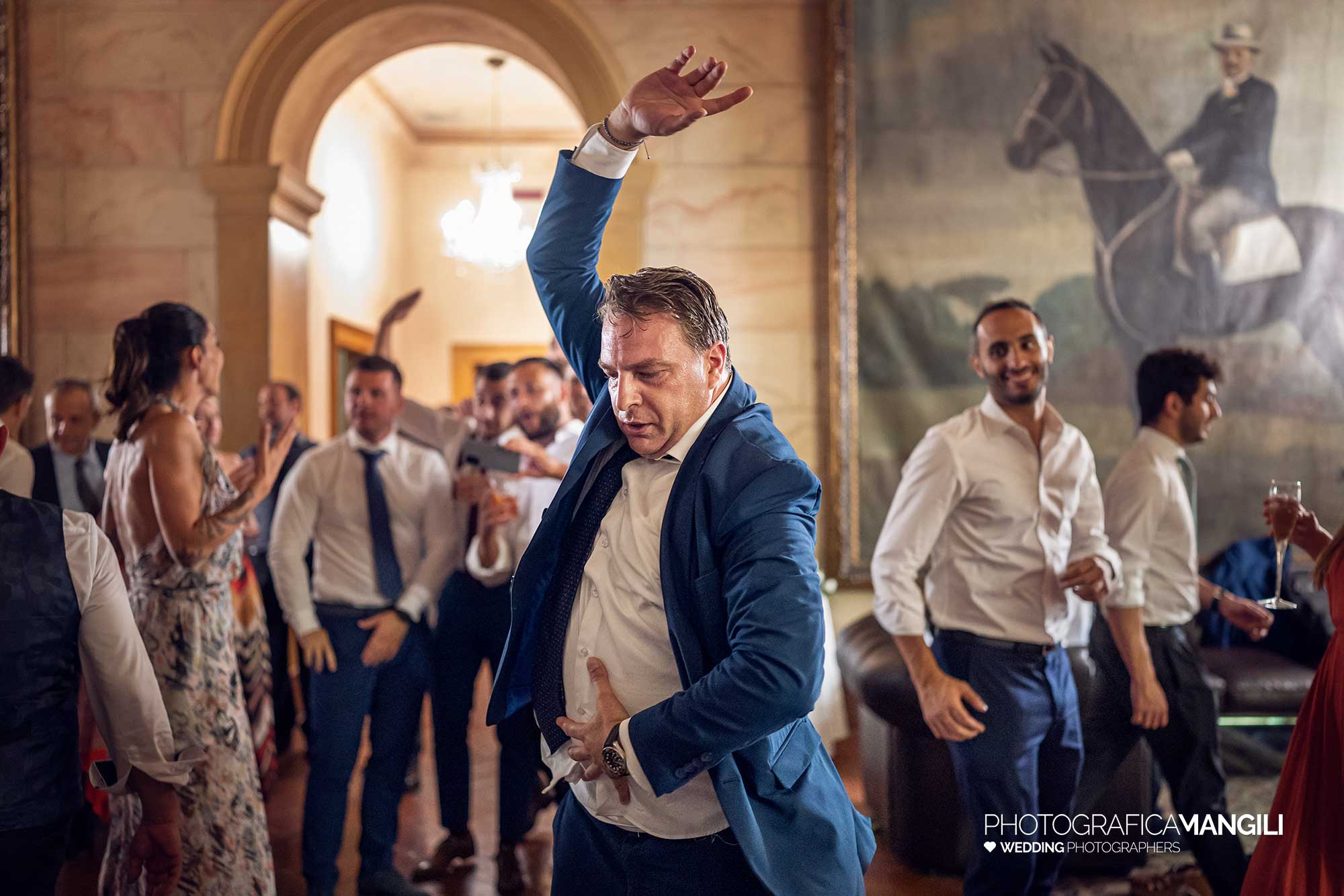 054 fotografo matrimonio reportage real wedding sposi festa amici balli villa zanchi stezzano bergamo 054 fotografo matrimonio reportage real wedding sposi festa amici balli villa zanchi stezzano bergamo