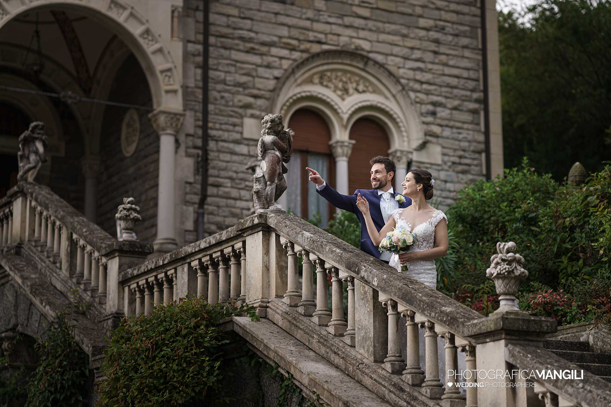 054 fotografo matrimonio reportage wedding ritratto sposi scalinata esterna villa ex magni rizzoli canzo como 054 fotografo matrimonio reportage wedding ritratto sposi scalinata esterna villa ex magni rizzoli canzo como