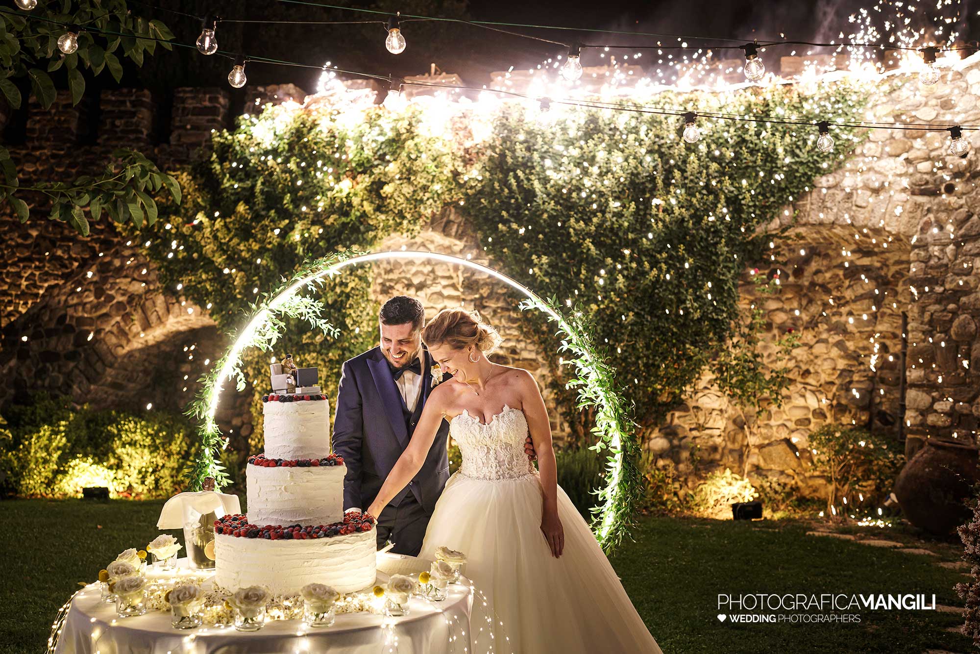 054 fotografo matrimonio reportage wedding sposi taglio torta fontane luminose castello rossino calolziocorte lecco lago como 054 fotografo matrimonio reportage wedding sposi taglio torta fontane luminose castello rossino calolziocorte lecco lago como
