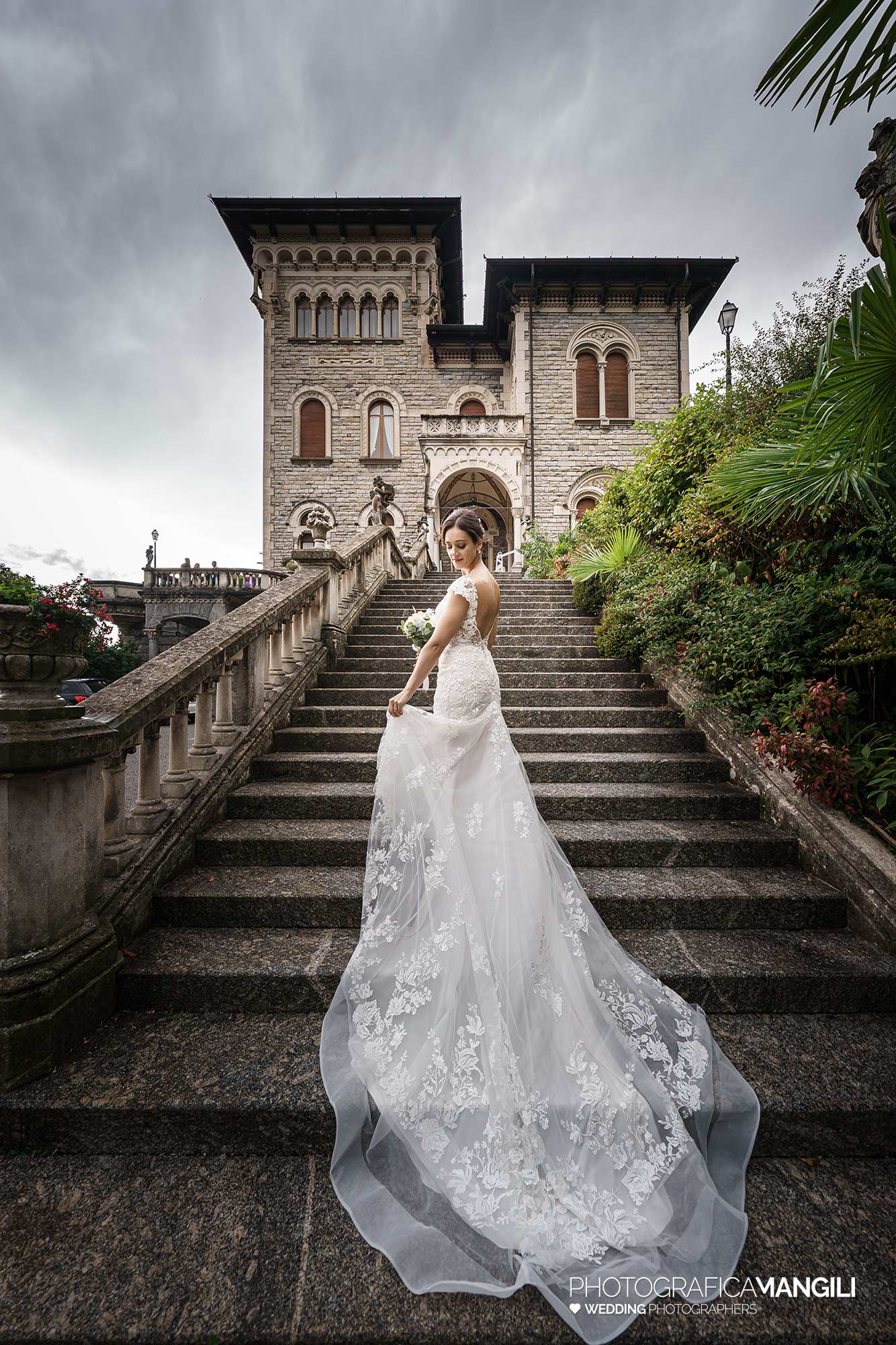 055 fotografo matrimonio reportage wedding ritratto abito sposa scalinata esterna villa ex magni rizzoli canzo como 055 fotografo matrimonio reportage wedding ritratto abito sposa scalinata esterna villa ex magni rizzoli canzo como