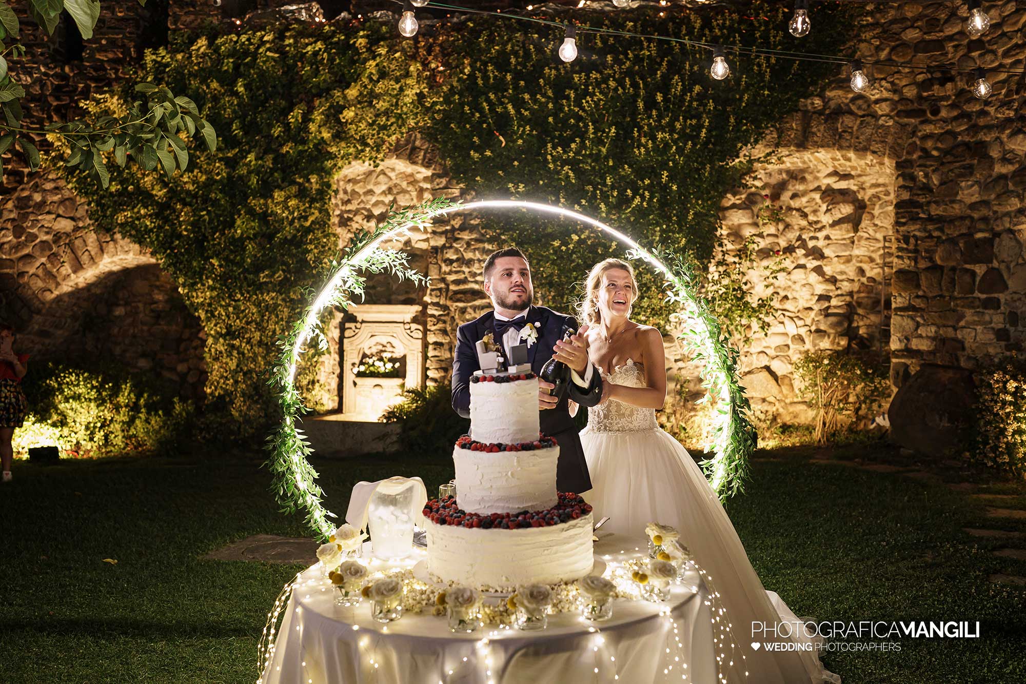 055 fotografo matrimonio reportage wedding sposi taglio torta fontane luminose brindisi castello rossino calolziocorte lecco lago como 055 fotografo matrimonio reportage wedding sposi taglio torta fontane luminose brindisi castello rossino calolziocorte lecco lago como