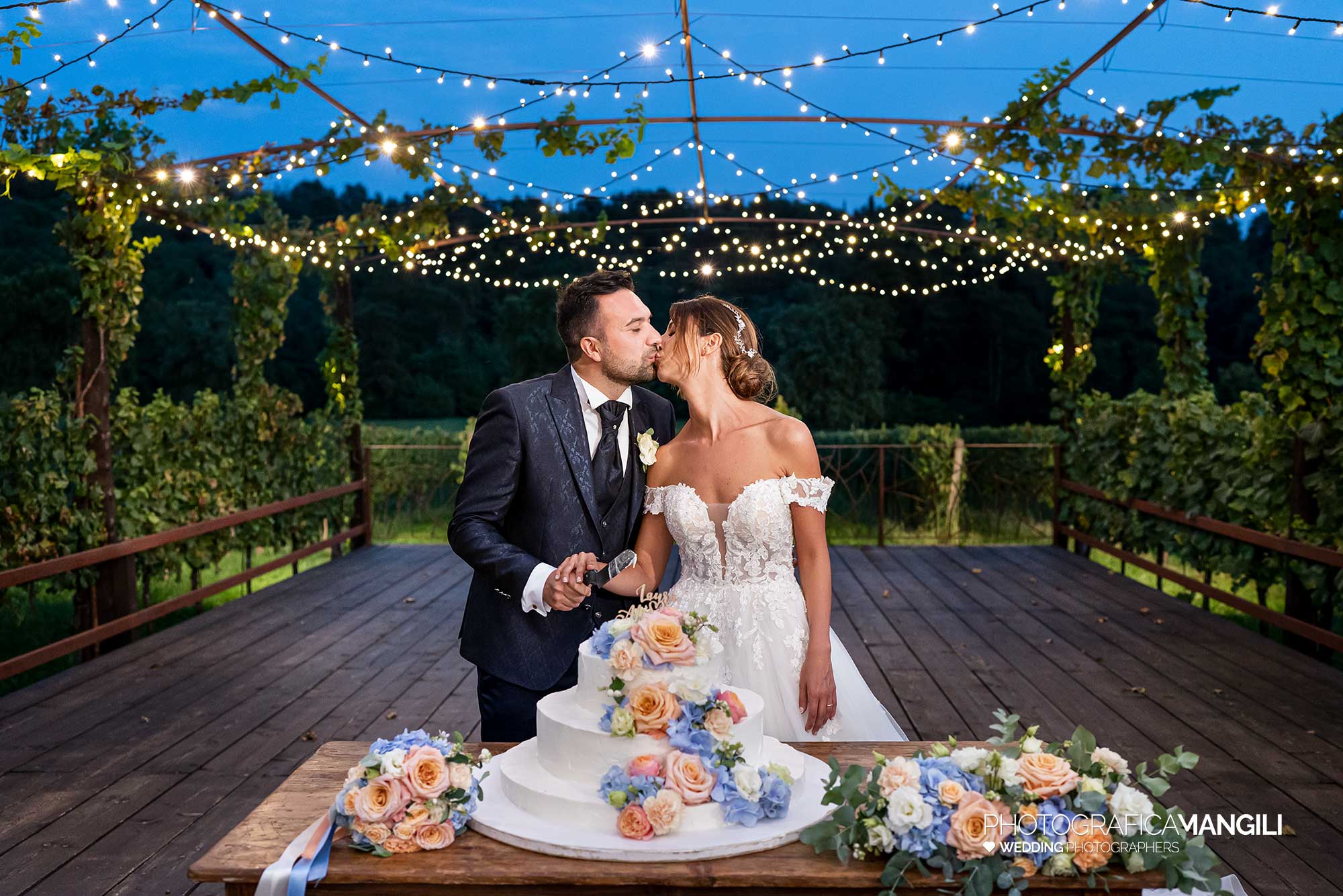 055 fotografo matrimonio reportage wedding sposi taglio torta tenuta serradesca scanzorosciate bergamo 055 fotografo matrimonio reportage wedding sposi taglio torta tenuta serradesca scanzorosciate bergamo