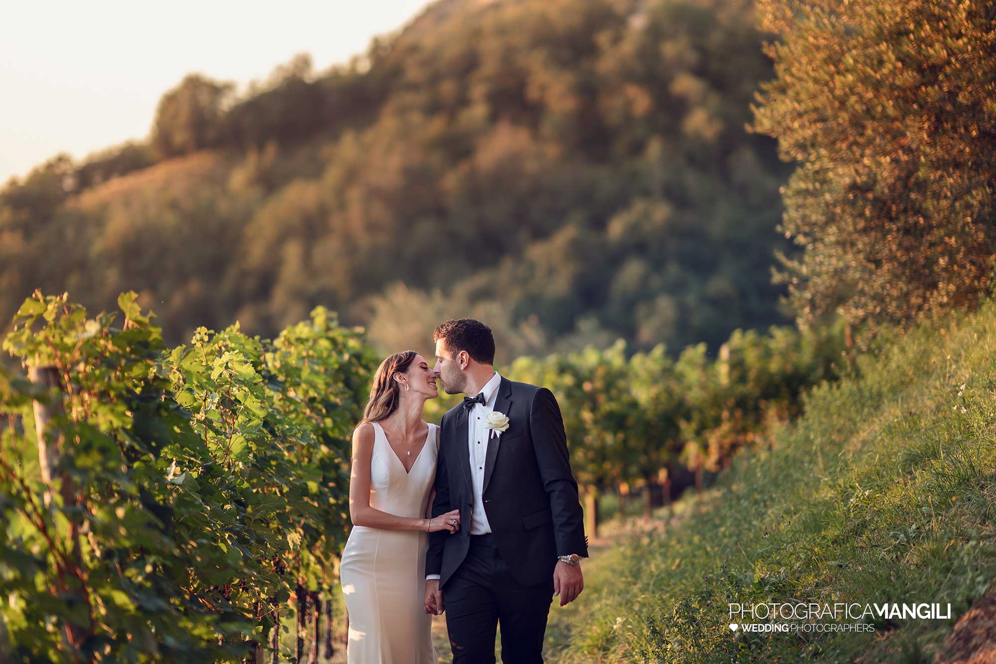 055 fotografo matrimonio reportage wedding sposi tramonto in vigna castello rossino calolziocorte lecco lago como 055 fotografo matrimonio reportage wedding sposi tramonto in vigna castello rossino calolziocorte lecco lago como