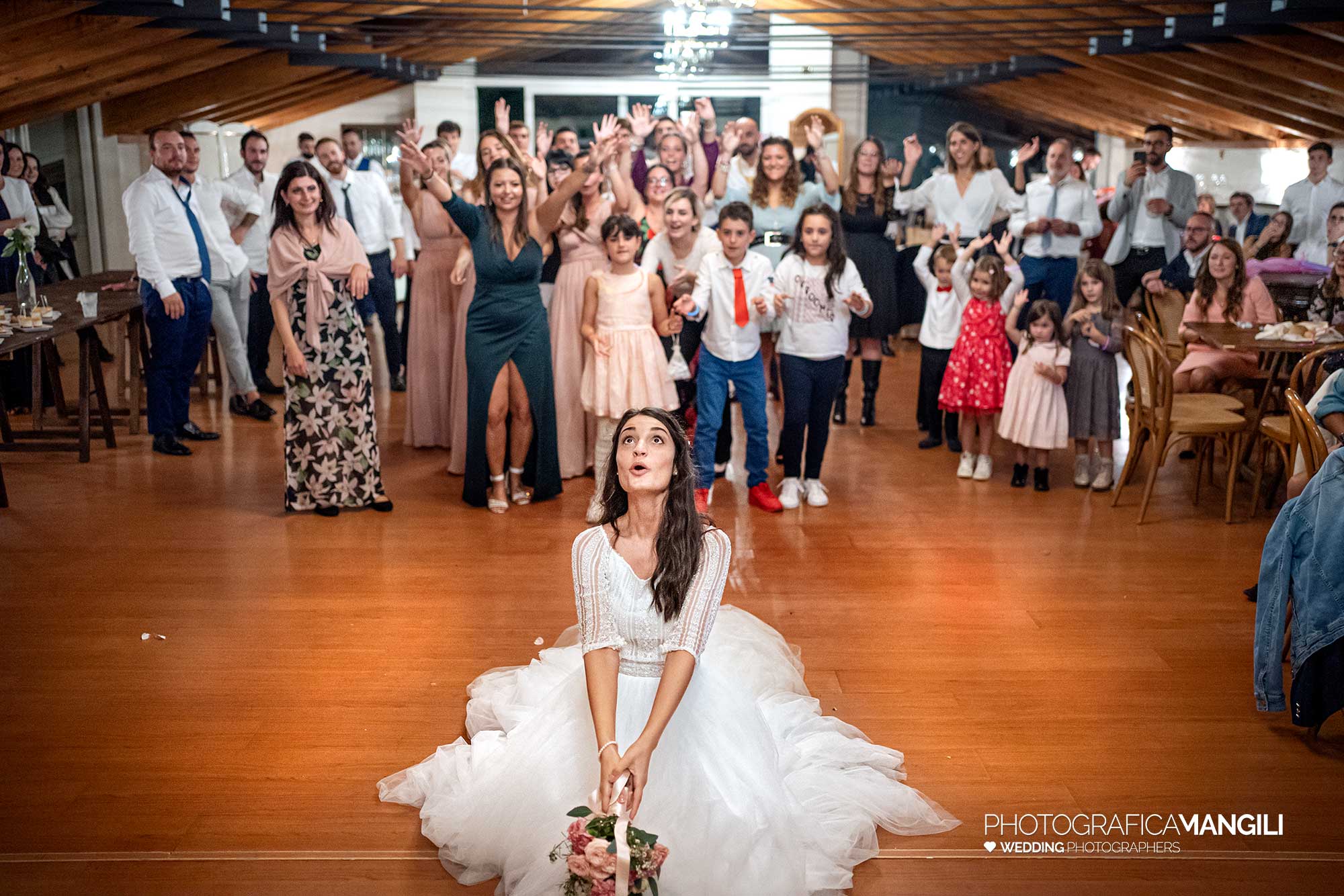 055 fotografo matrimonio wedding reportage lancio bouquet sposa il fontanile gandosso bergamo 055 fotografo matrimonio wedding reportage lancio bouquet sposa il fontanile gandosso bergamo