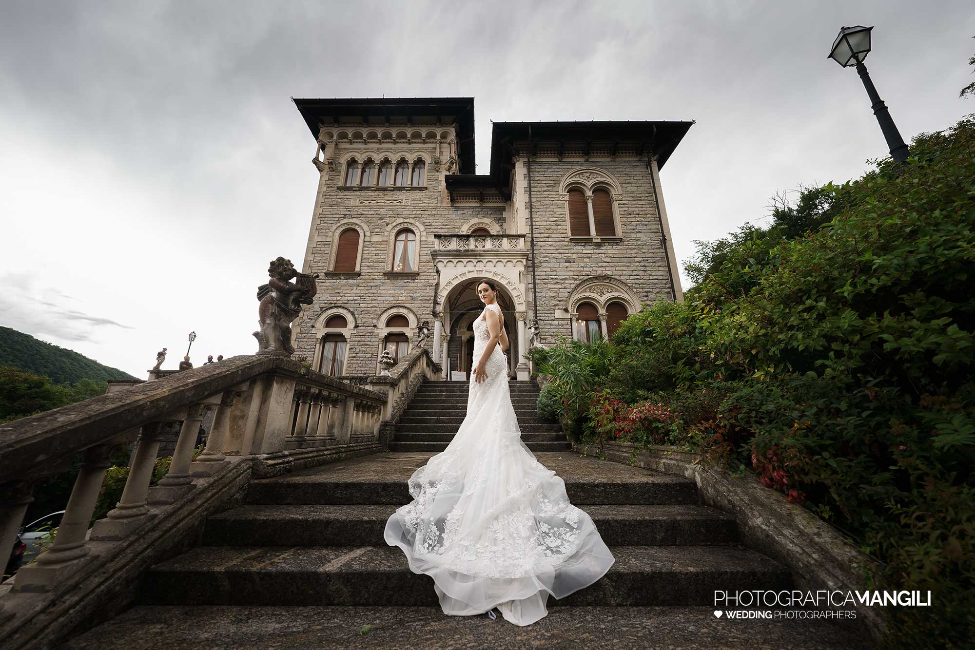 056 fotografo matrimonio reportage wedding ritratto vestito sposa scalinata esterna villa ex magni rizzoli canzo como 056 fotografo matrimonio reportage wedding ritratto vestito sposa scalinata esterna villa ex magni rizzoli canzo como