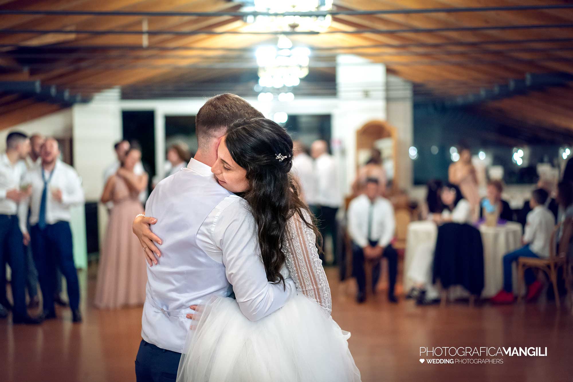 056 fotografo matrimonio wedding reportage ballo sposi festa sera il fontanile gandosso bergamo 056 fotografo matrimonio wedding reportage ballo sposi festa sera il fontanile gandosso bergamo