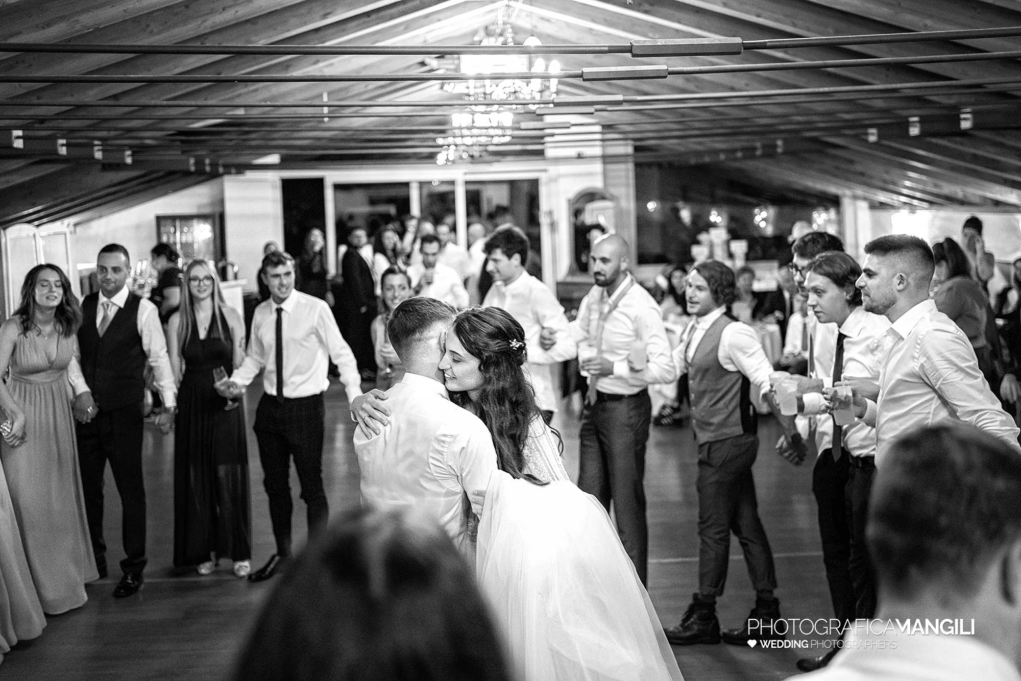 057 fotografo matrimonio wedding reportage ballo sposi festa sera il fontanile gandosso bergamo 057 fotografo matrimonio wedding reportage ballo sposi festa sera il fontanile gandosso bergamo