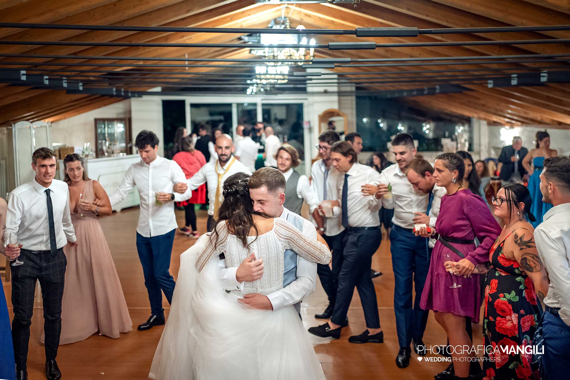 058 fotografo matrimonio wedding reportage ballo sposi festa sera il fontanile gandosso bergamo 058 fotografo matrimonio wedding reportage ballo sposi festa sera il fontanile gandosso bergamo