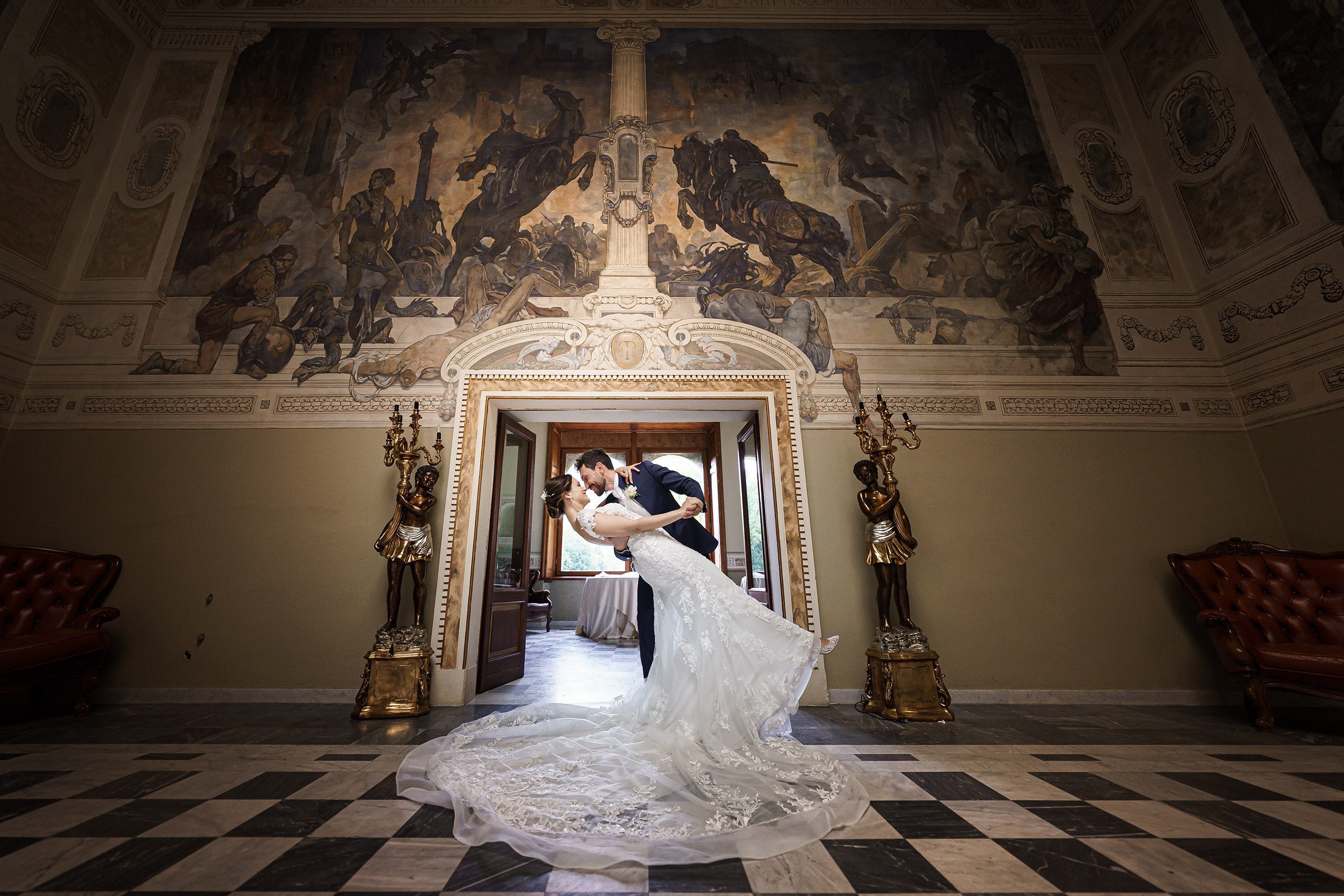 062 fotografo matrimonio reportage wedding ritratto sposi salone affreschi villa ex magni rizzoli canzo como 2