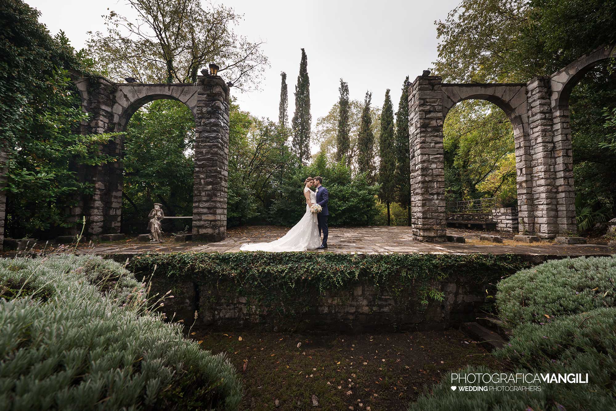 066 fotografo matrimonio reportage wedding ritratto sposi parco anfiteatro villa ex magni rizzoli canzo como 066 fotografo matrimonio reportage wedding ritratto sposi parco anfiteatro villa ex magni rizzoli canzo como