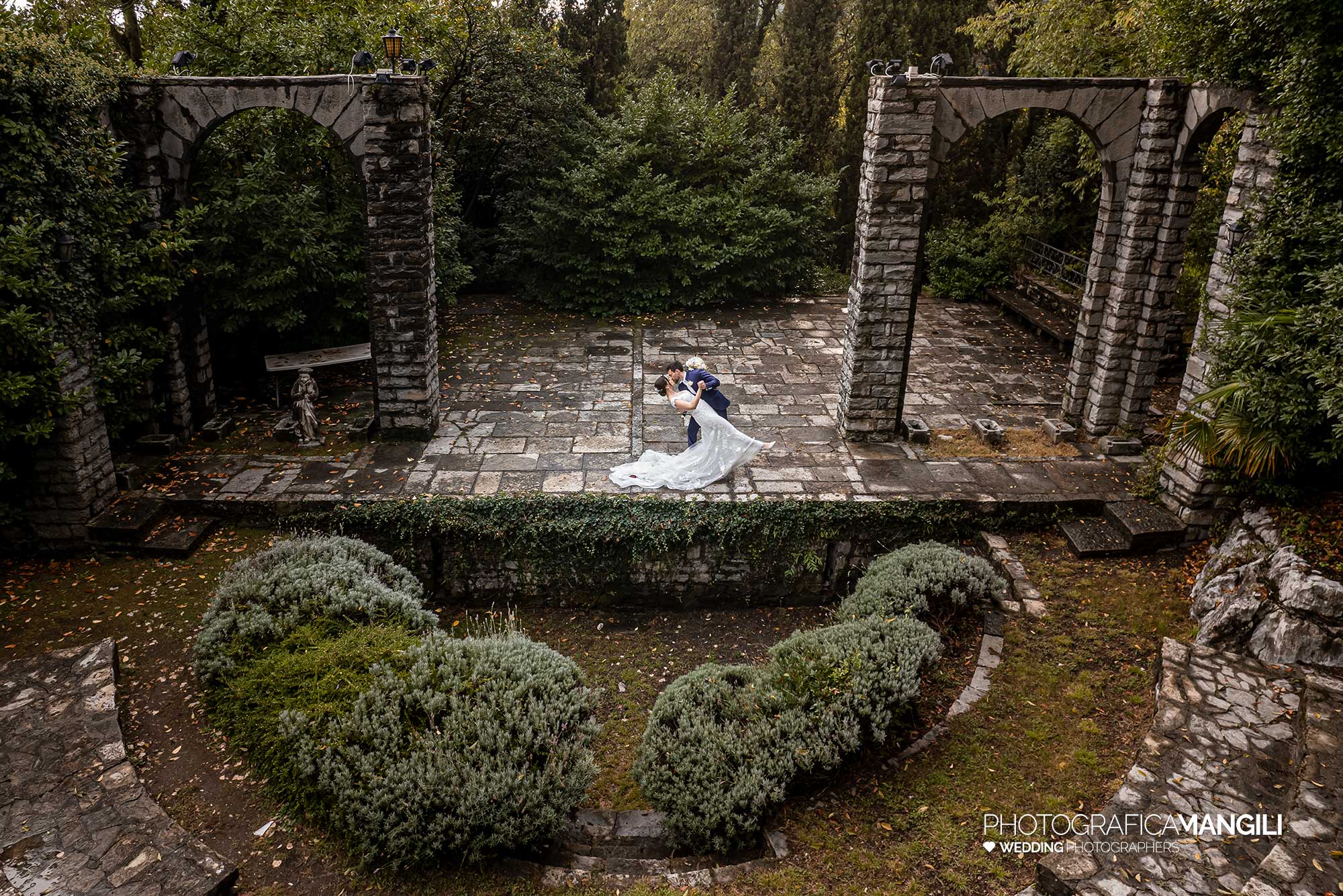 067 fotografo matrimonio reportage wedding ritratto sposi parco anfiteatro drone villa ex magni rizzoli canzo como 067 fotografo matrimonio reportage wedding ritratto sposi parco anfiteatro drone villa ex magni rizzoli canzo como