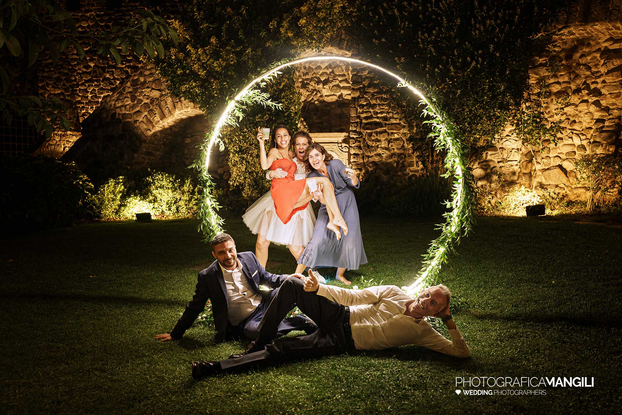 073 fotografo matrimonio reportage wedding sposi amici cerchio luminoso castello rossino calolziocorte lecco lago como 073 fotografo matrimonio reportage wedding sposi amici cerchio luminoso castello rossino calolziocorte lecco lago como