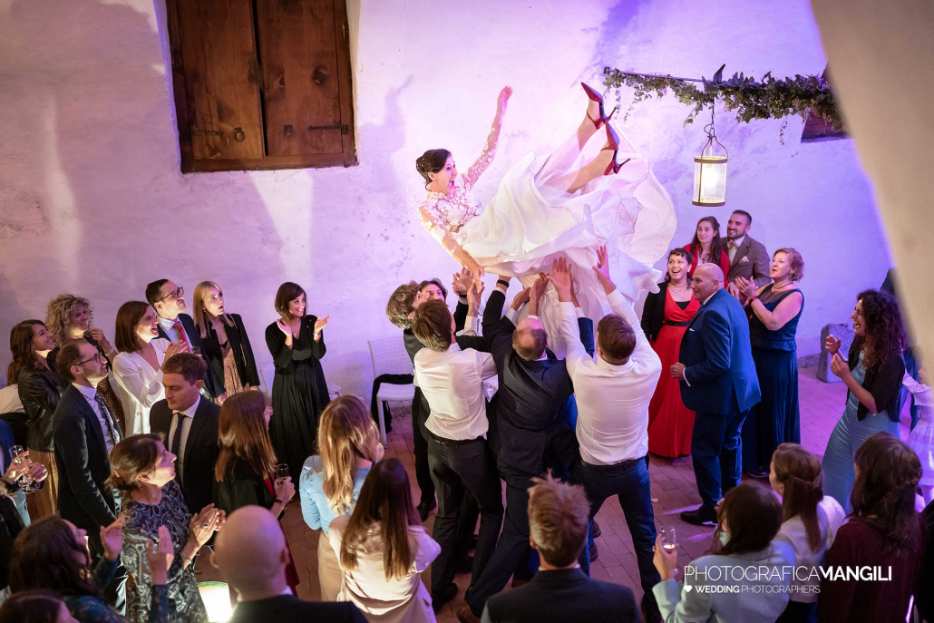 000 fotografo matrimonio wedding reportage lancio sposa festa amici villa parravicino sossnovsky erba como copia