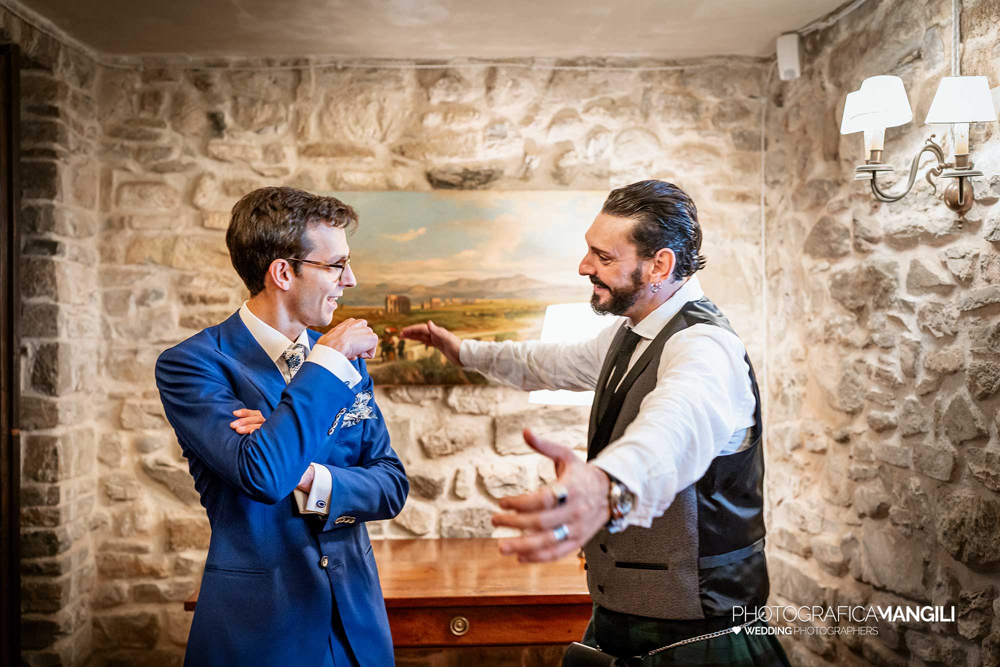 003 fotografo matrimonio reportage wedding preparazione sposo amici testimoni castello rossino calolziocorte lecco lago como 003 fotografo matrimonio reportage wedding preparazione sposo amici testimoni castello rossino calolziocorte lecco lago como