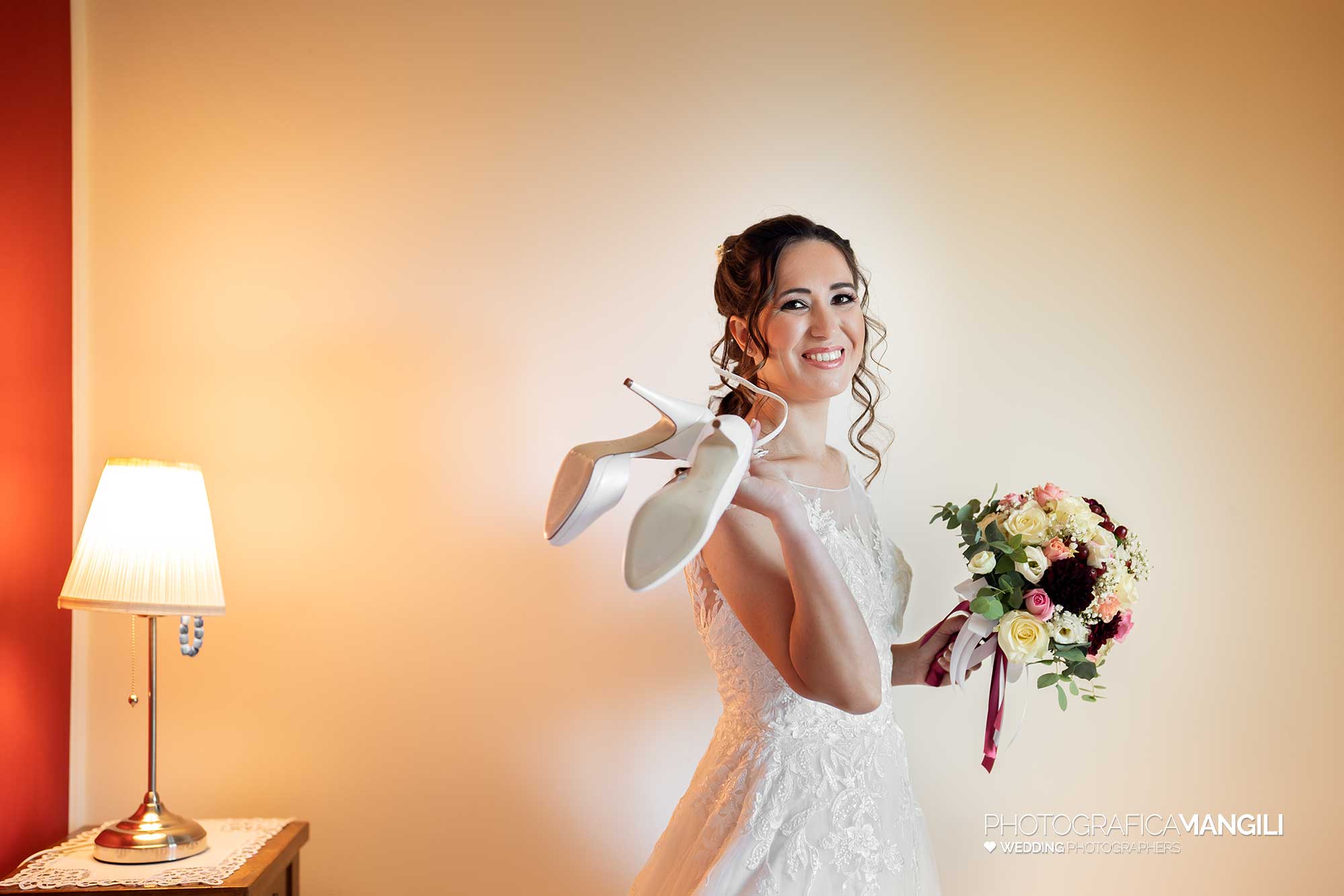 006 fotografo matrimonio wedding reportage preparazione sposa scarpe bouquet lecco 006 fotografo matrimonio wedding reportage preparazione sposa scarpe bouquet lecco