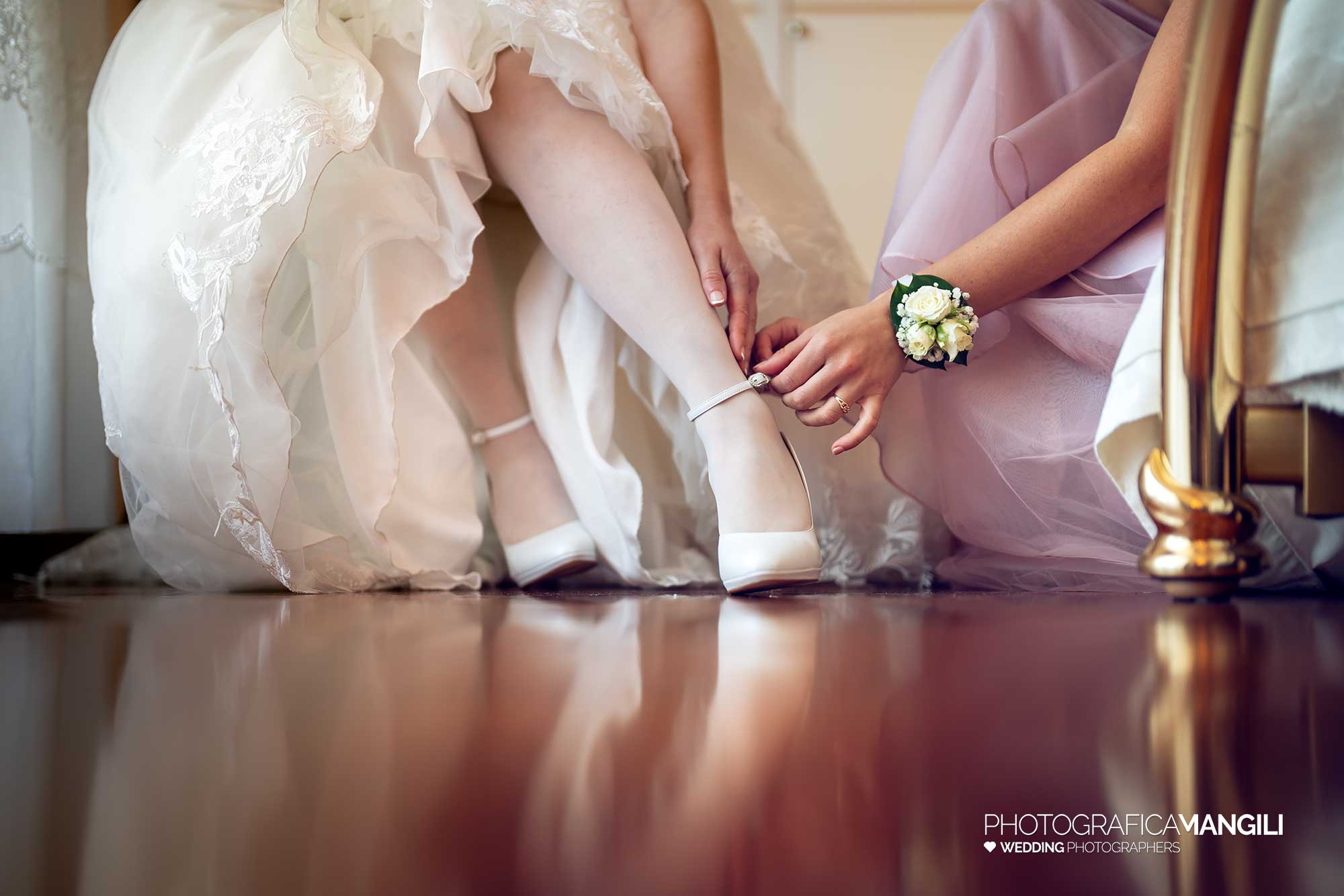 008 fotografo matrimonio wedding reportage preparazione scarpe sposa lecco 008 fotografo matrimonio wedding reportage preparazione scarpe sposa lecco