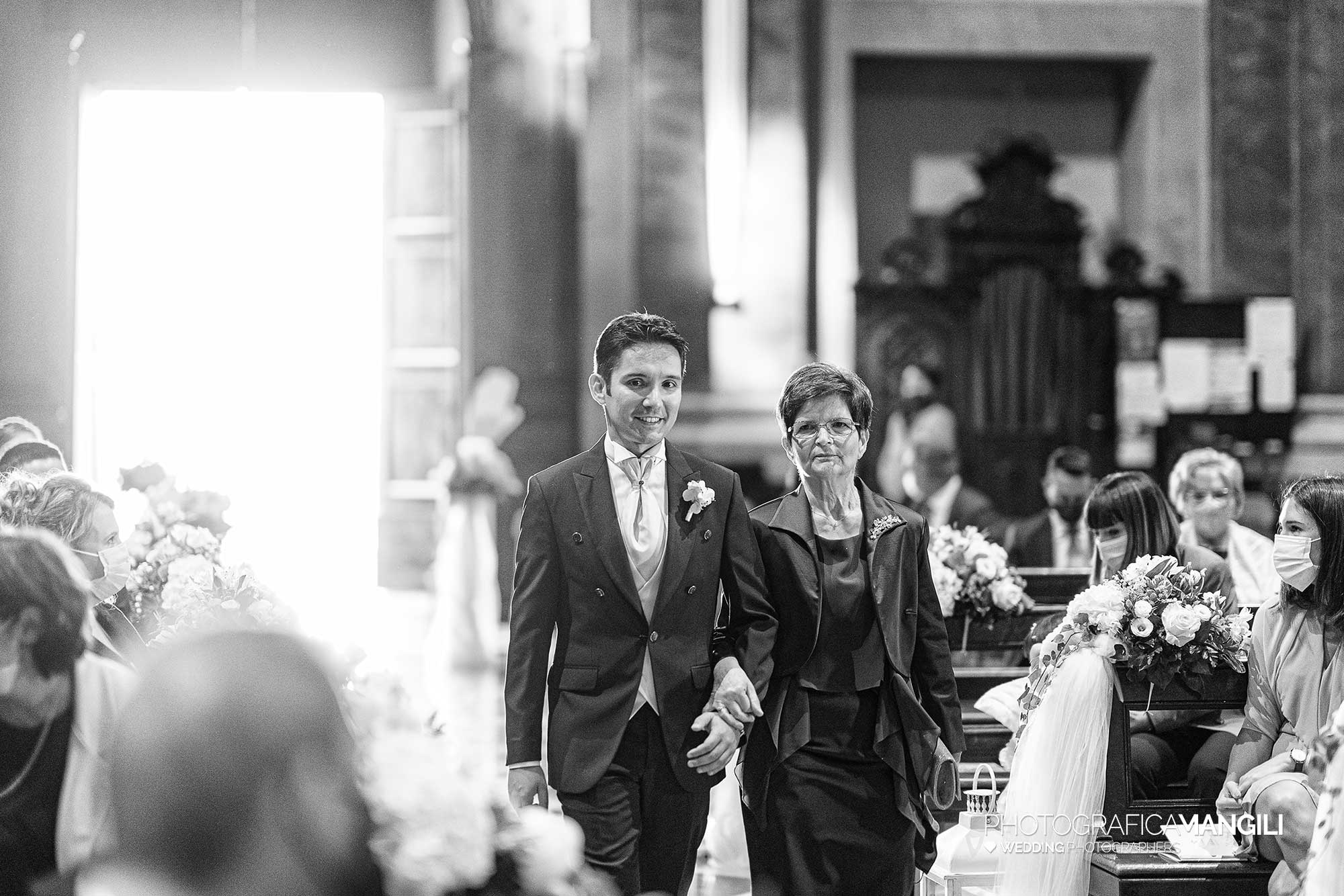 015 fotografo matrimonio reportage real wedding ingresso sposo chiesa bergamo 015 fotografo matrimonio reportage real wedding ingresso sposo chiesa bergamo