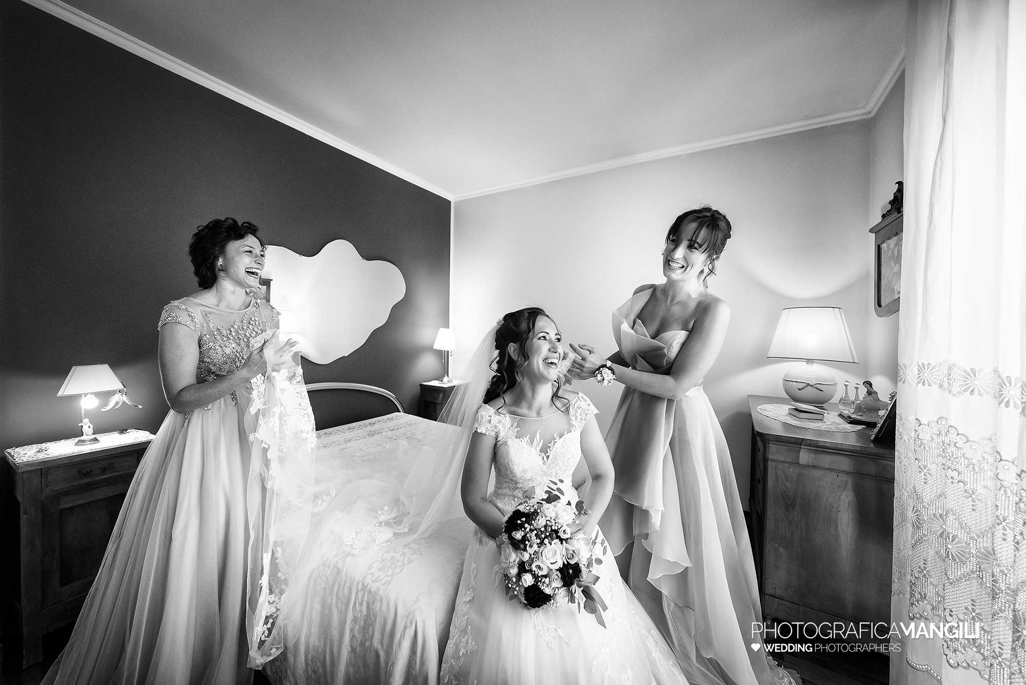 015 fotografo matrimonio wedding reportage preparazione velo sposa danigelle lecco 015 fotografo matrimonio wedding reportage preparazione velo sposa danigelle lecco