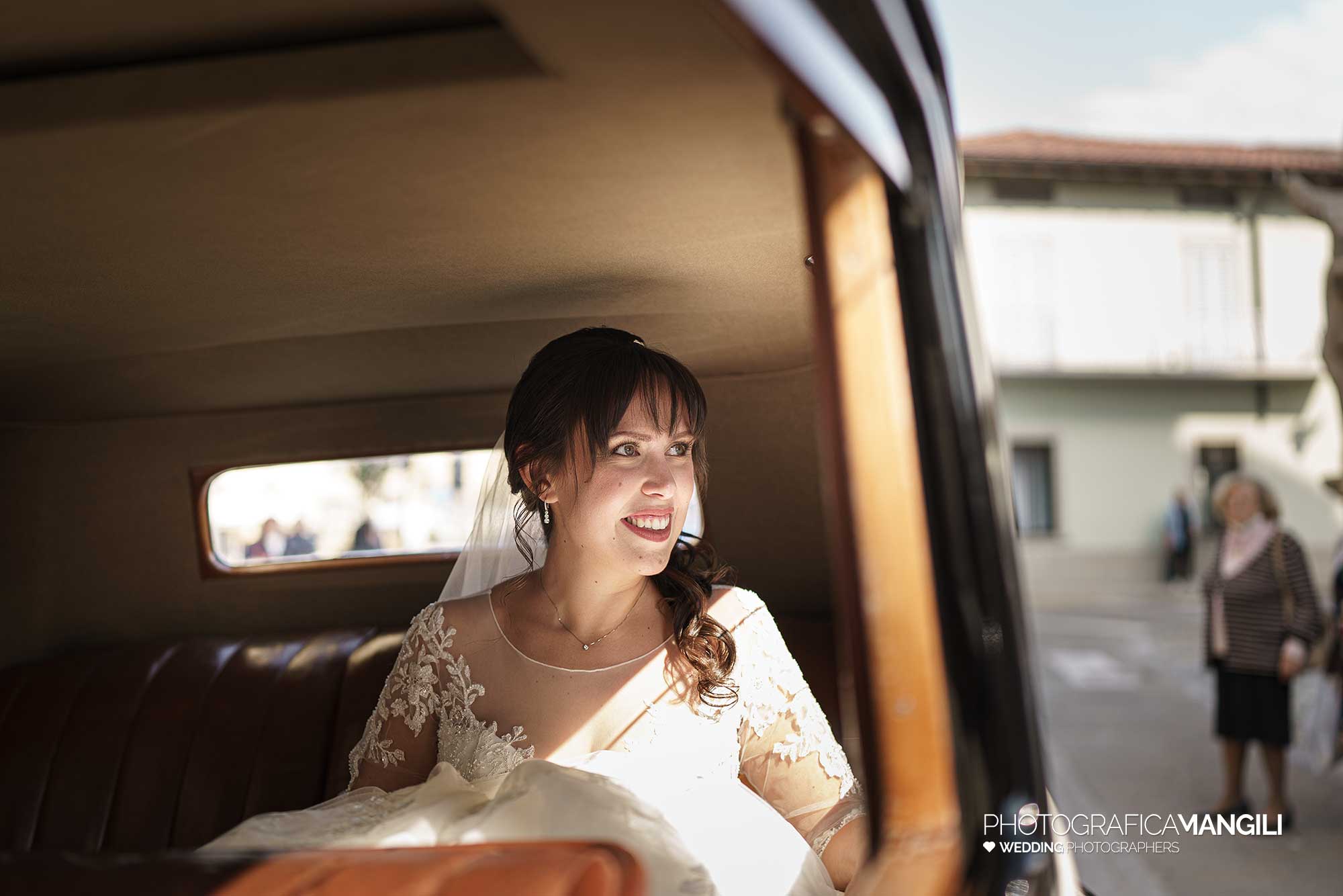 016 fotografo matrimonio reportage real wedding arrivo macchina sposa chiesa bergamo 016 fotografo matrimonio reportage real wedding arrivo macchina sposa chiesa bergamo