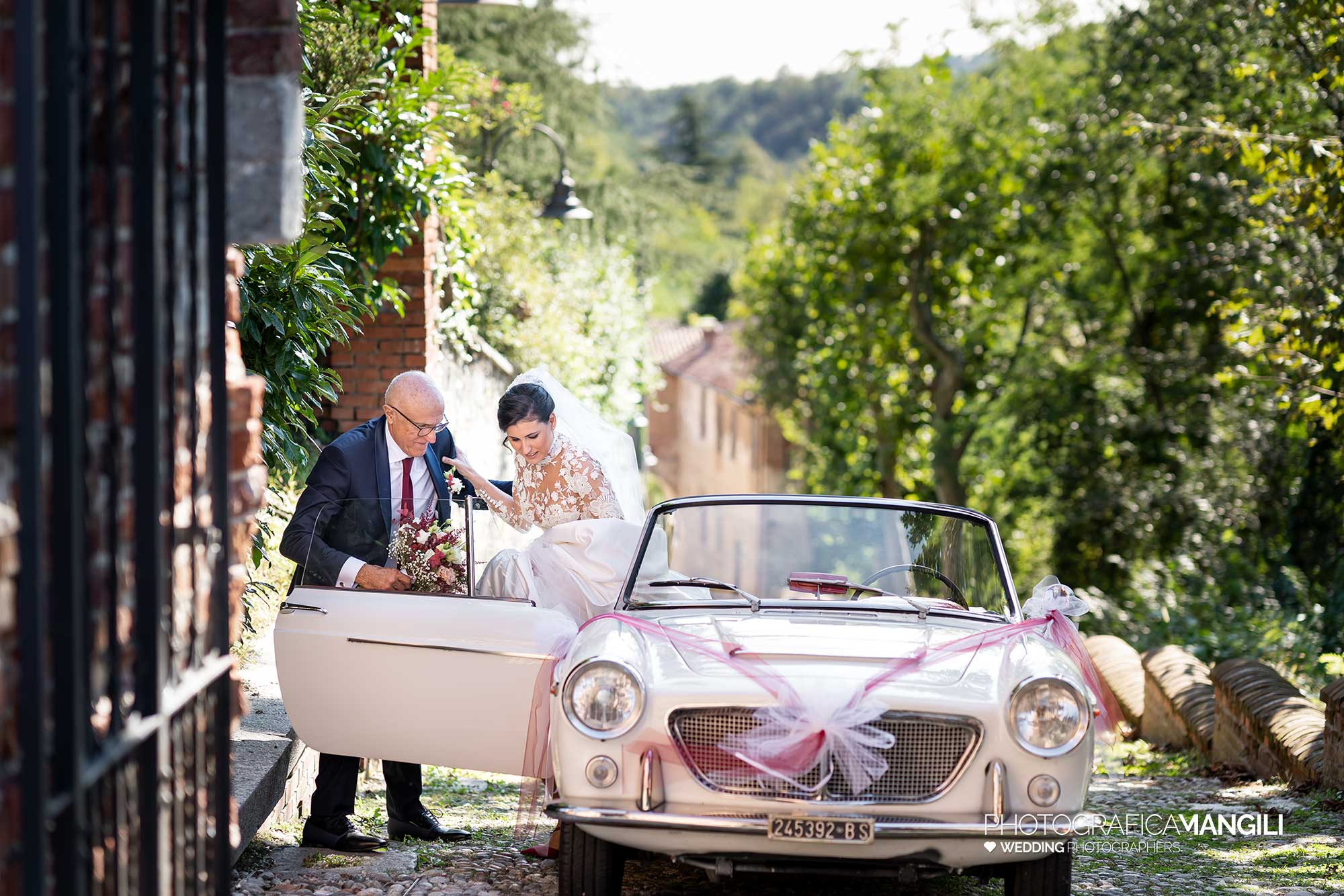 016 fotografo matrimonio wedding reportage arrivo machina chiesa sposa con padre varese 016 fotografo matrimonio wedding reportage arrivo machina chiesa sposa con padre varese