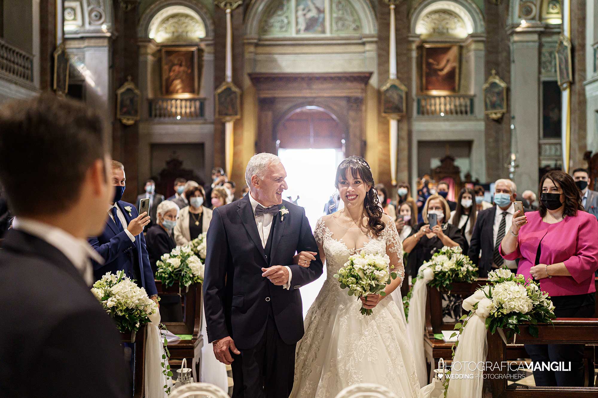 017 fotografo matrimonio reportage real wedding ingresso sposa con padre chiesa bergamo 017 fotografo matrimonio reportage real wedding ingresso sposa con padre chiesa bergamo
