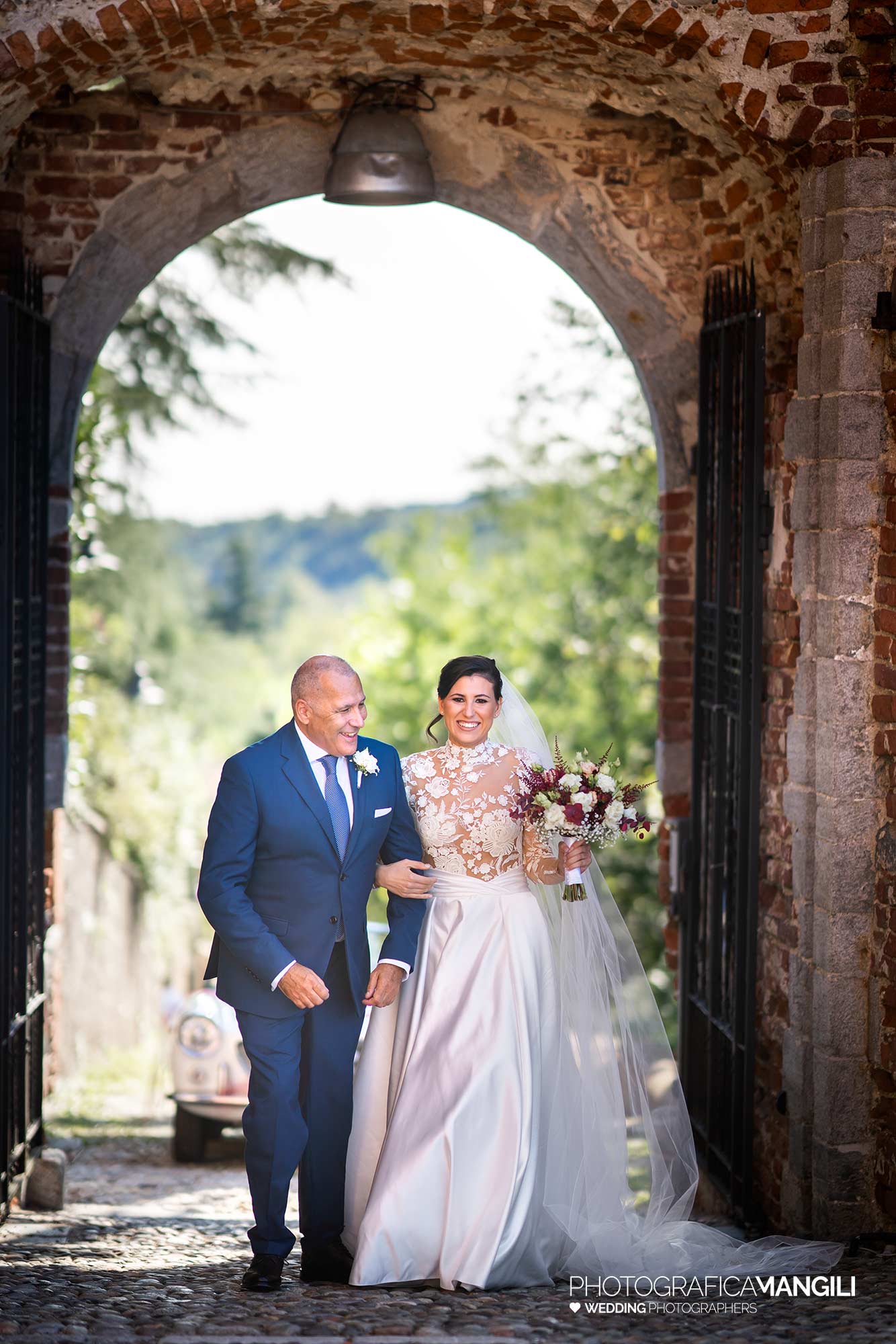 017 fotografo matrimonio wedding reportage arrivo machina chiesa sposa con padre varese 017 fotografo matrimonio wedding reportage arrivo machina chiesa sposa con padre varese