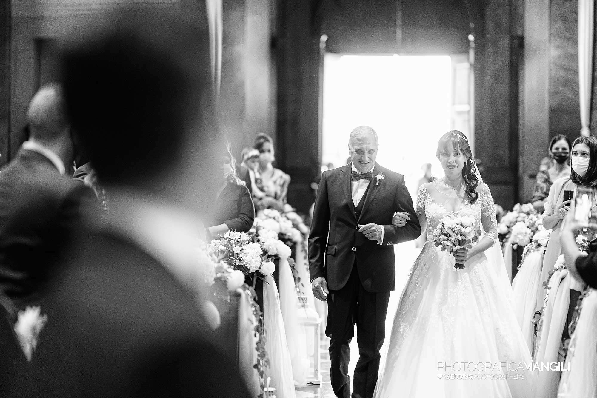 018 fotografo matrimonio reportage real wedding ingresso sposa con padre chiesa bergamo 018 fotografo matrimonio reportage real wedding ingresso sposa con padre chiesa bergamo