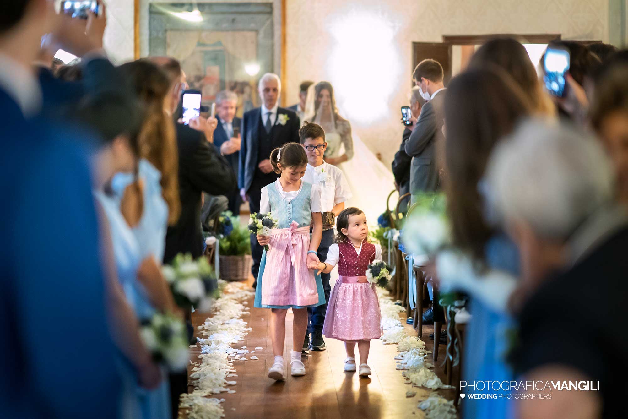 019 fotografo matrimonio reportage wedding ingresso cerimonia paggetti damigelle castello rossino calolziocorte lecco lago como 019 fotografo matrimonio reportage wedding ingresso cerimonia paggetti damigelle castello rossino calolziocorte lecco lago como