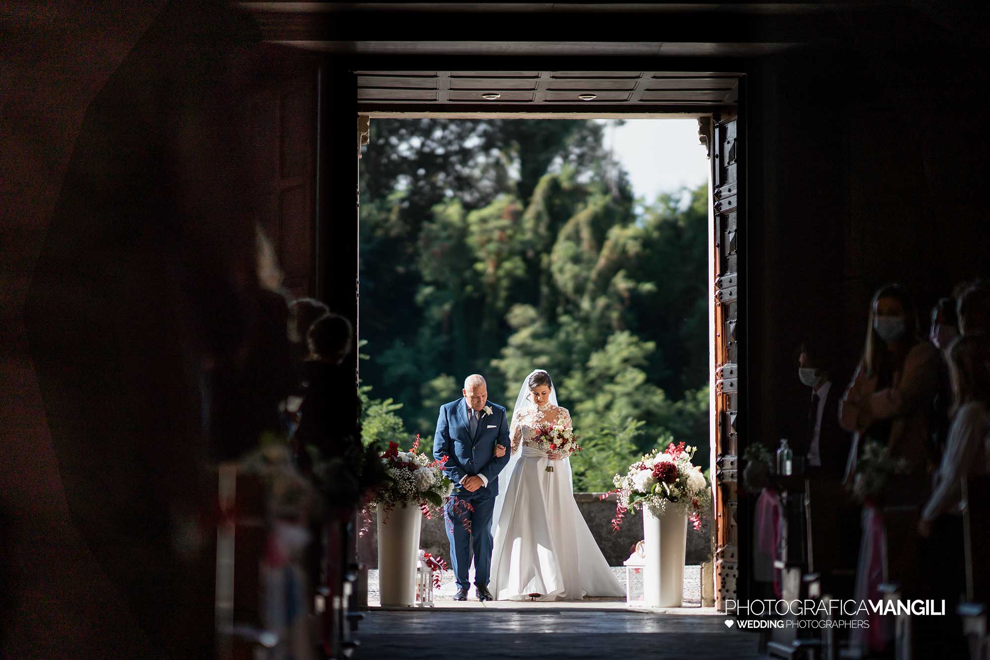 019 fotografo matrimonio wedding reportage ingresso chiesa sposa con padre varese 019 fotografo matrimonio wedding reportage ingresso chiesa sposa con padre varese