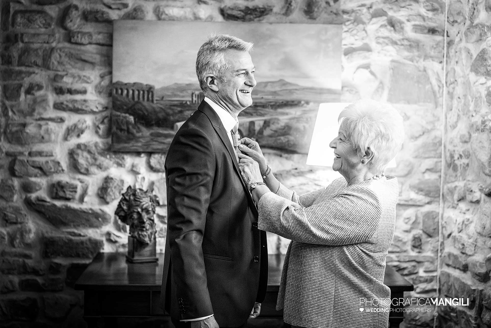 01 fotografo matrimonio reportage wedding preparazione sposo castello rossino calolziocorte lecco lago como 01 fotografo matrimonio reportage wedding preparazione sposo castello rossino calolziocorte lecco lago como