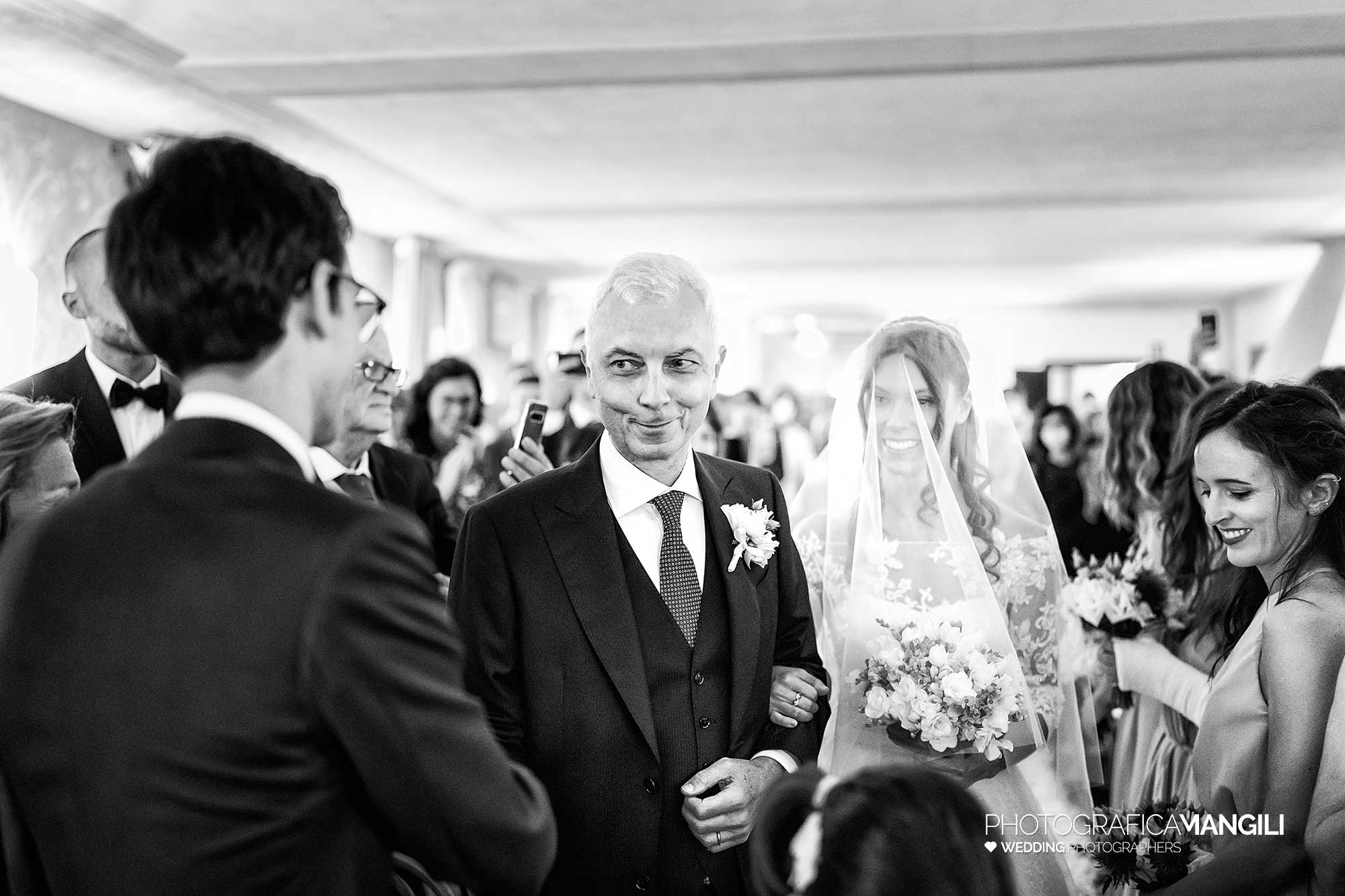 020 fotografo matrimonio reportage wedding ingresso cerimonia sposa con padre castello rossino calolziocorte lecco lago como 020 fotografo matrimonio reportage wedding ingresso cerimonia sposa con padre castello rossino calolziocorte lecco lago como
