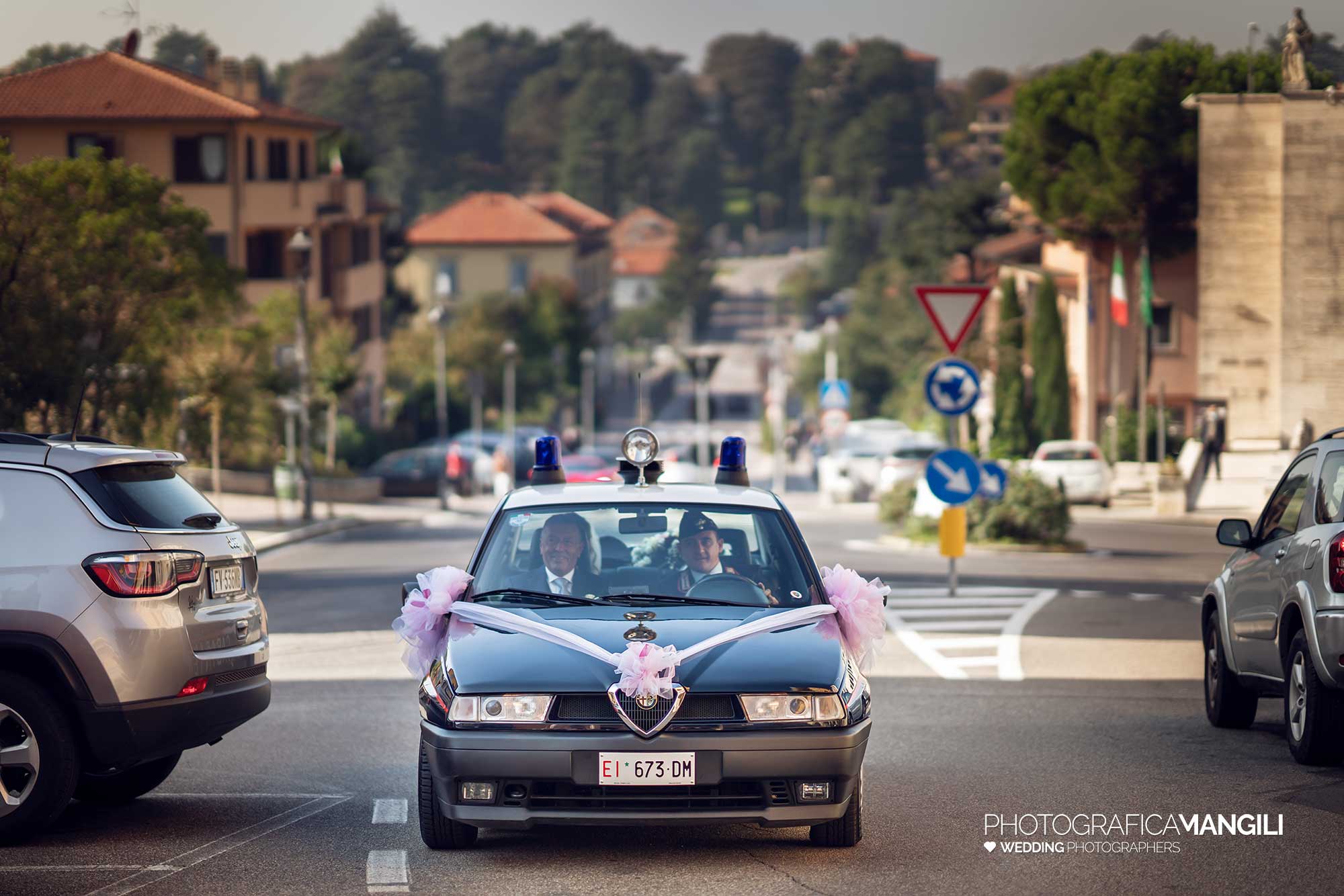 020 fotografo matrimonio wedding reportage arrivo macchina sposa auto carabinieri lecco 020 fotografo matrimonio wedding reportage arrivo macchina sposa auto carabinieri lecco