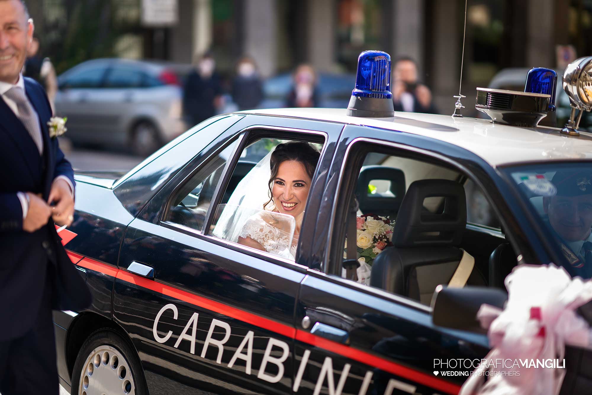 021 fotografo matrimonio wedding reportage arrivo macchina sposa auto carabinieri lecco 021 fotografo matrimonio wedding reportage arrivo macchina sposa auto carabinieri lecco