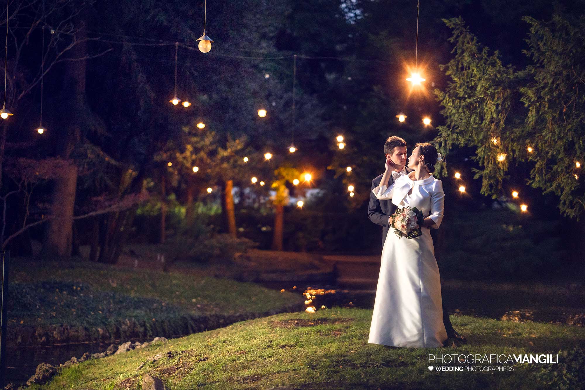 021 fotografo matrimonio wedding reportage ritratto sposi sera luce blu luci parco villa acquaroli carvico bergamo 021 fotografo matrimonio wedding reportage ritratto sposi sera luce blu luci parco villa acquaroli carvico bergamo