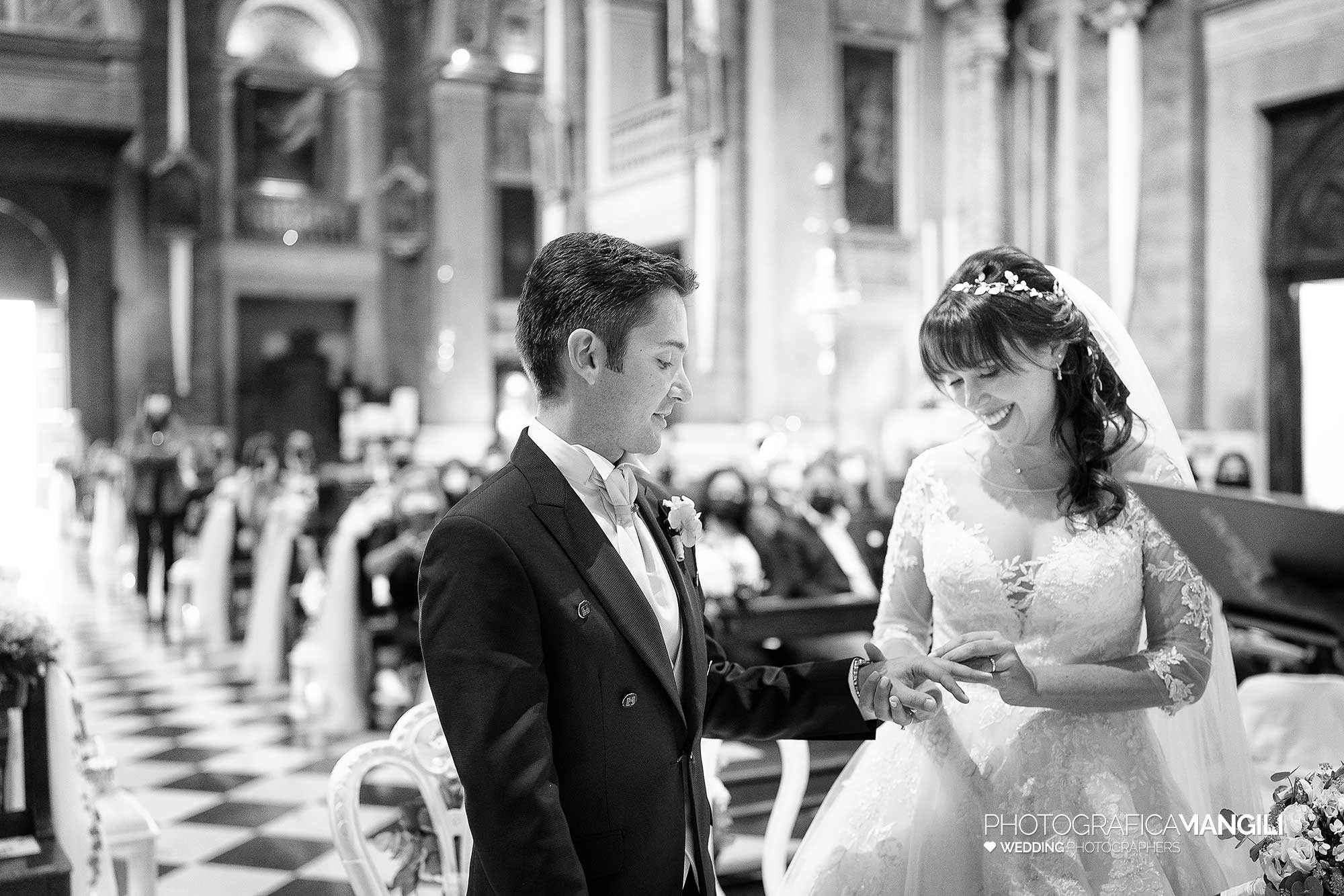 022 fotografo matrimonio reportage real wedding sposi scambio anelli cerimonia religiosa chiesa bergamo 022 fotografo matrimonio reportage real wedding sposi scambio anelli cerimonia religiosa chiesa bergamo