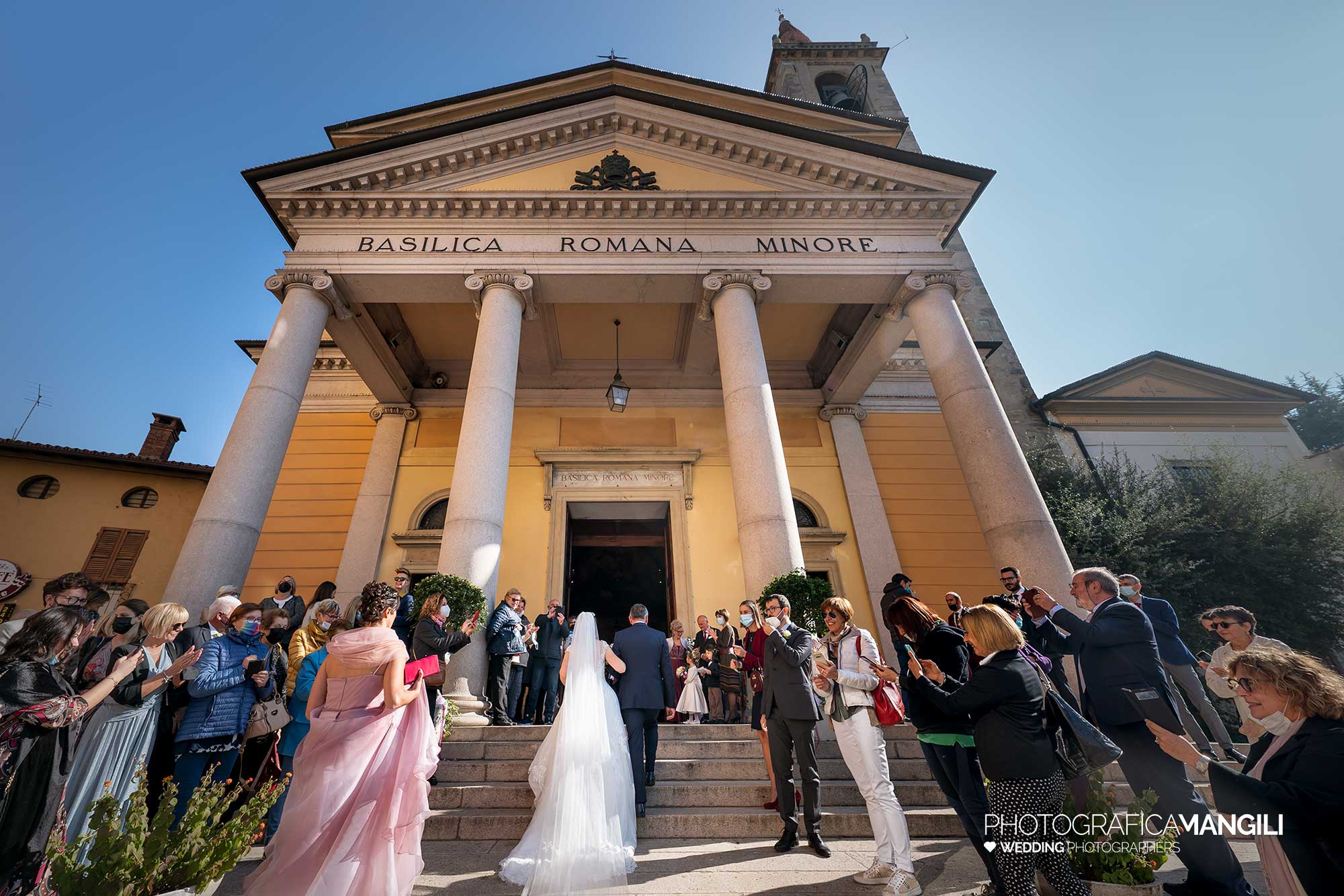022 fotografo matrimonio wedding reportage ingresso chiesa sposa con papà lecco 022 fotografo matrimonio wedding reportage ingresso chiesa sposa con papà lecco