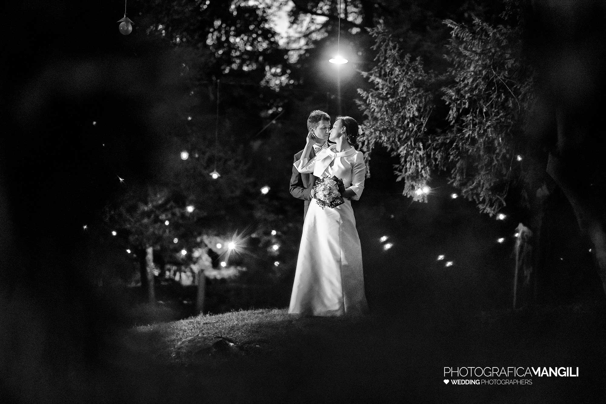 022 fotografo matrimonio wedding reportage ritratto bianco e nero sposi parco villa acquaroli carvico bergamo 022 fotografo matrimonio wedding reportage ritratto bianco e nero sposi parco villa acquaroli carvico bergamo