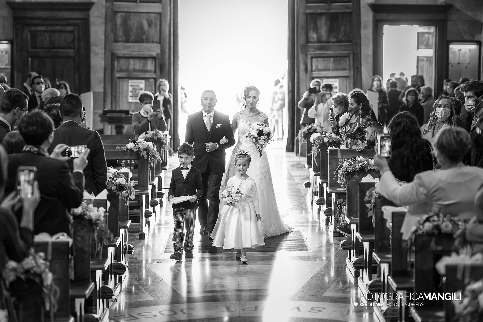 023 fotografo matrimonio wedding reportage ingresso chiesa sposa con papà lecco 023 fotografo matrimonio wedding reportage ingresso chiesa sposa con papà lecco