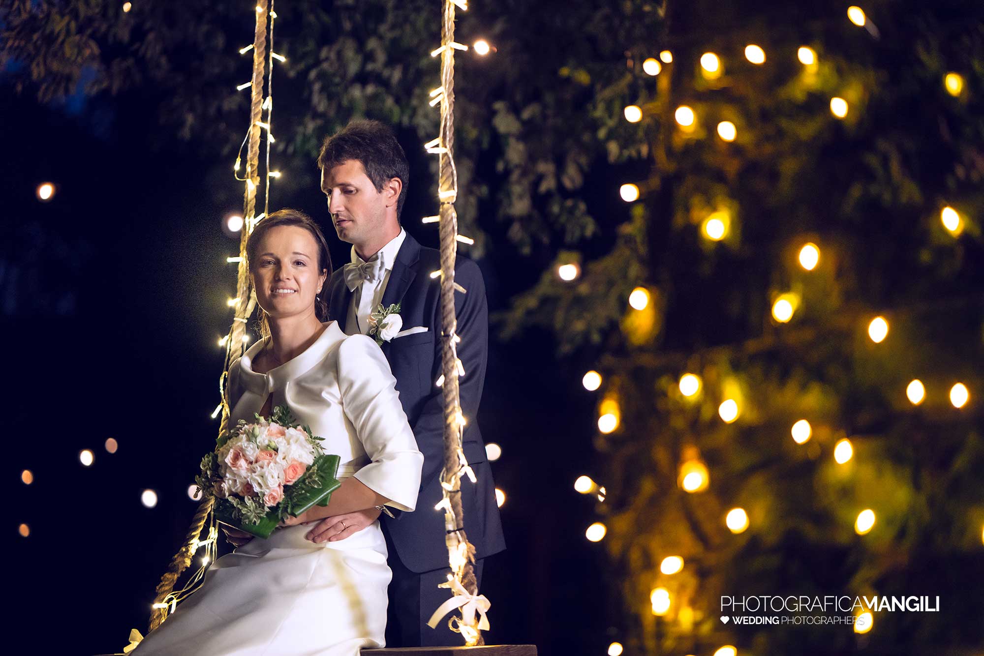 023 fotografo matrimonio wedding reportage ritratto sposi sera luce blu luci parco villa acquaroli carvico bergamo 023 fotografo matrimonio wedding reportage ritratto sposi sera luce blu luci parco villa acquaroli carvico bergamo