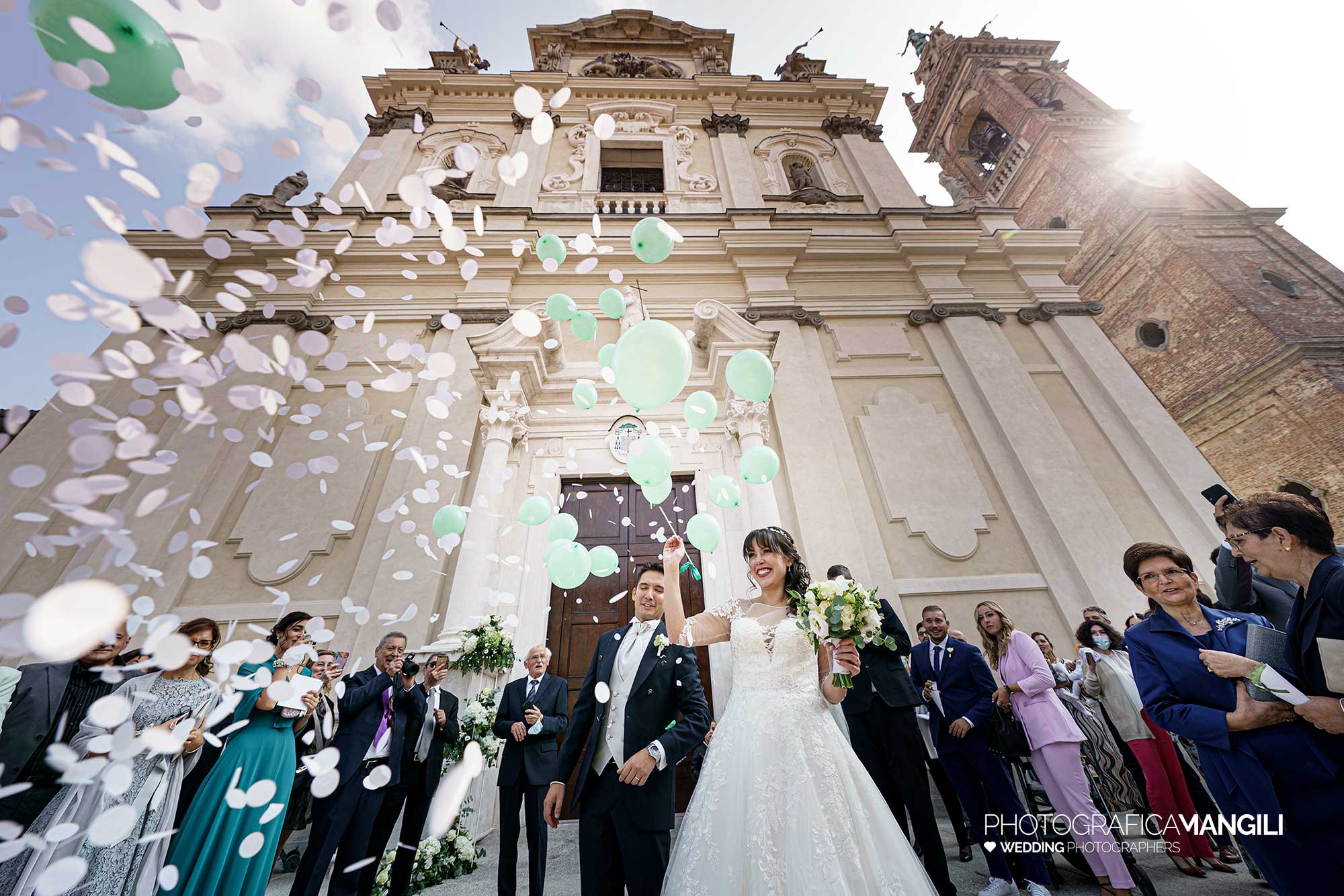 024 fotografo matrimonio reportage real wedding uscita sposi chiesa lancio petali bergamo 024 fotografo matrimonio reportage real wedding uscita sposi chiesa lancio petali bergamo