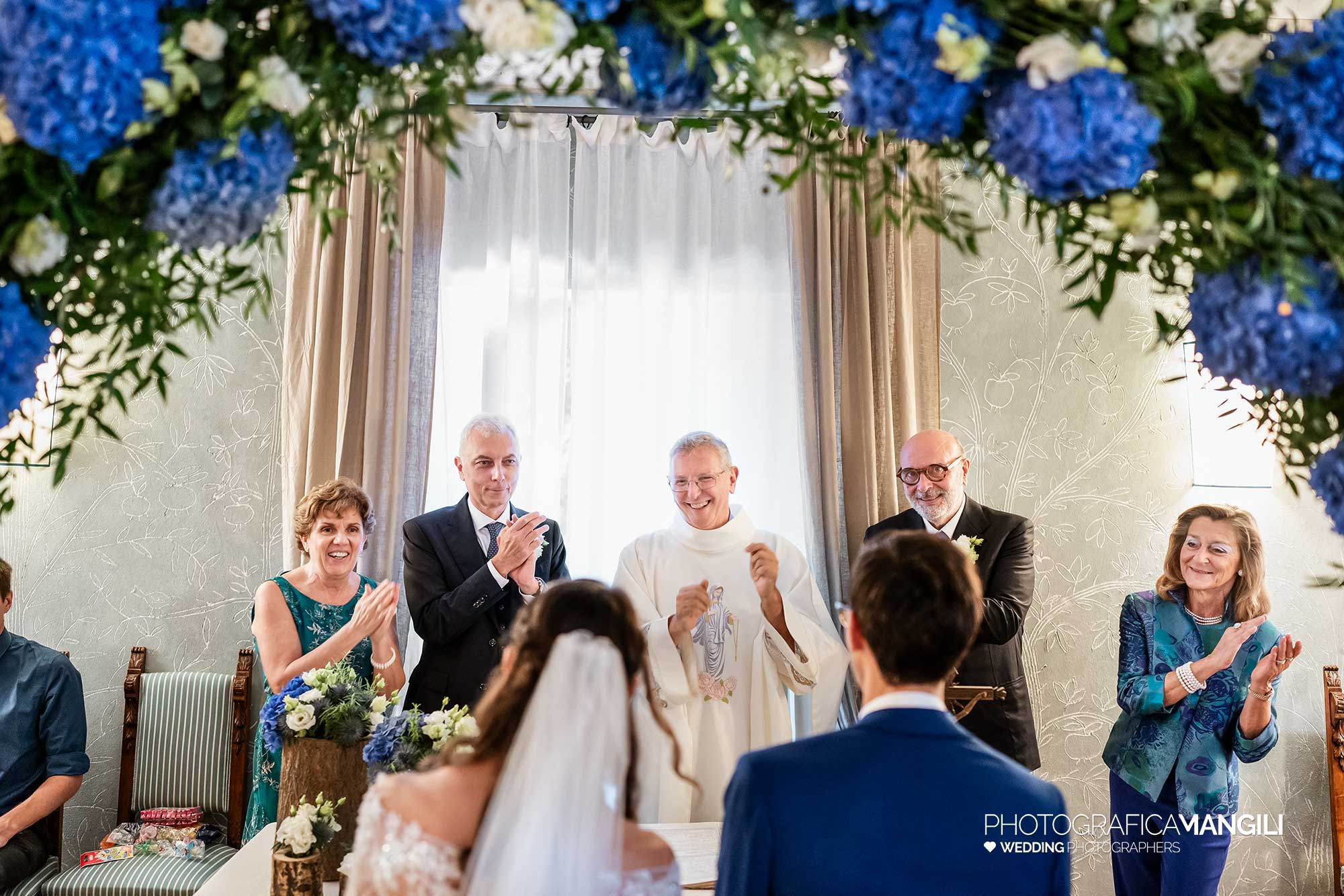 024 fotografo matrimonio reportage wedding genitori sposi cerimonia religiosa don bruno arco fiori castello rossino calolziocorte lecco lago como 024 fotografo matrimonio reportage wedding genitori sposi cerimonia religiosa don bruno arco fiori castello rossino calolziocorte lecco lago como