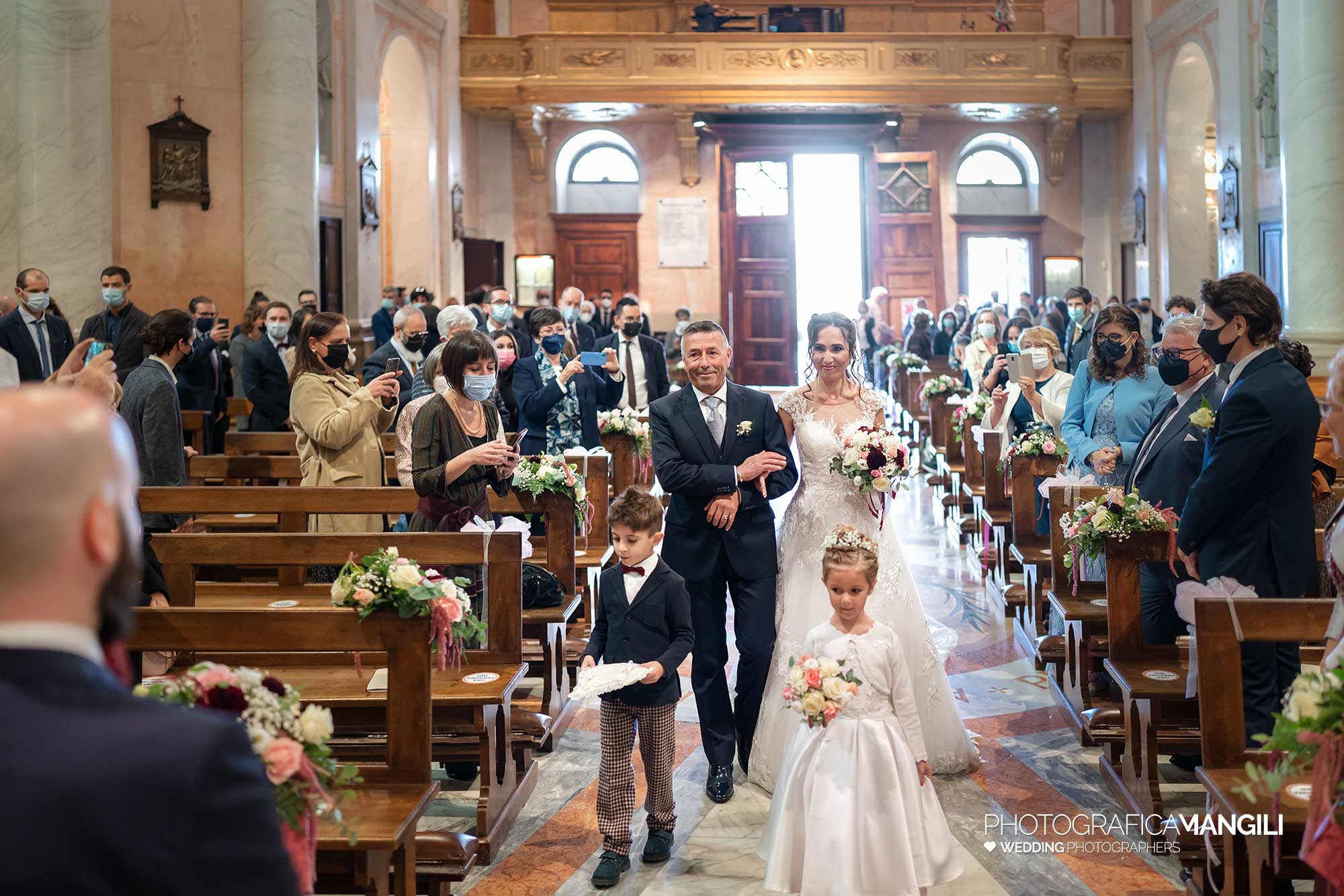 024 fotografo matrimonio wedding reportage ingresso chiesa sposa con papà lecco 024 fotografo matrimonio wedding reportage ingresso chiesa sposa con papà lecco
