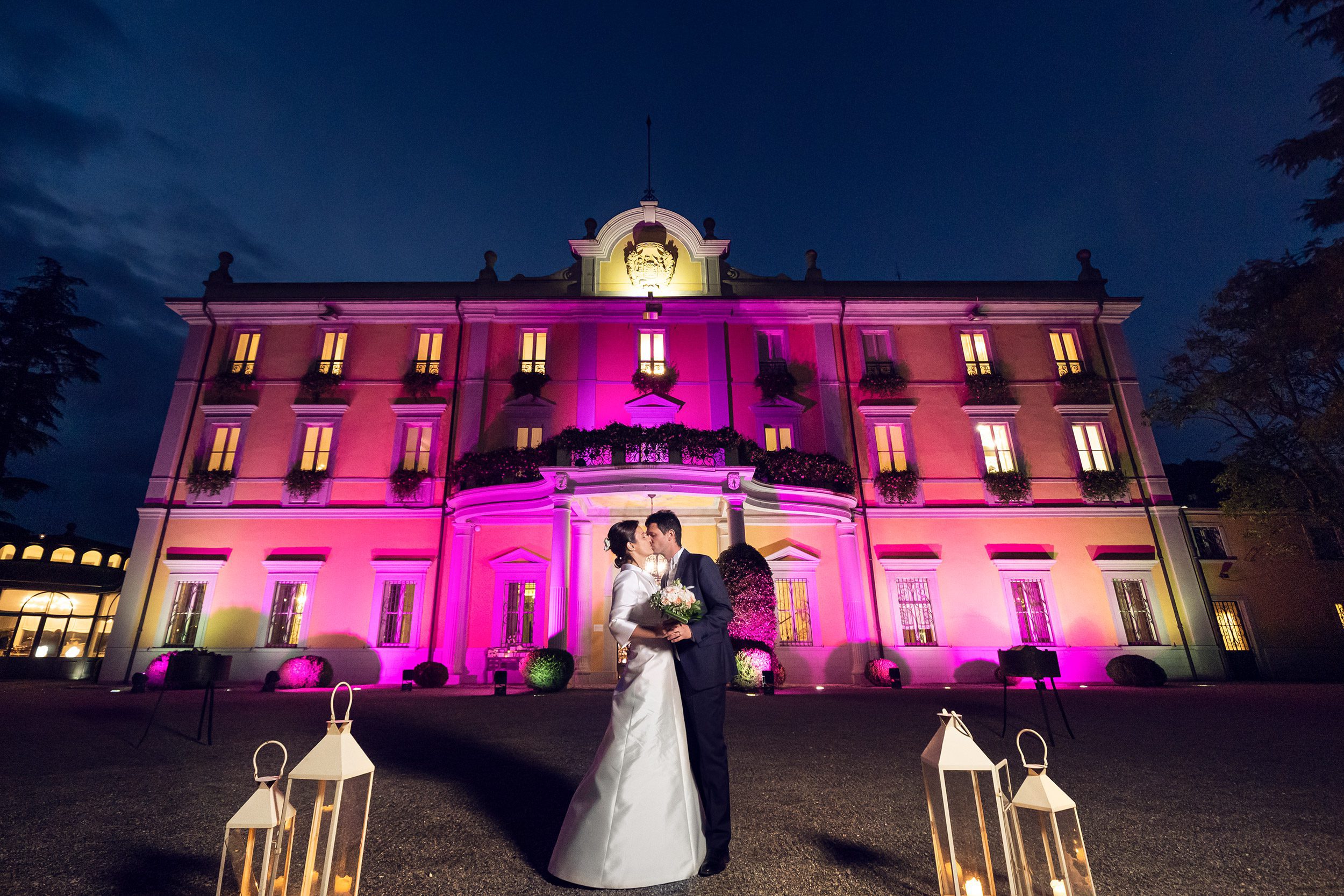 024 fotografo matrimonio wedding reportage ritratto sposi sera luce blu luci parco villa acquaroli carvico bergamo 1