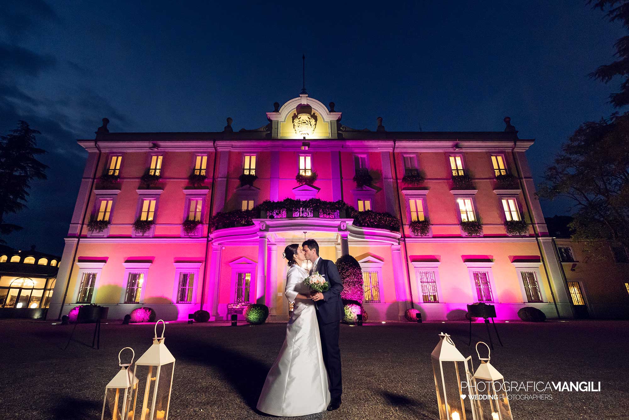 024 fotografo matrimonio wedding reportage ritratto sposi sera luce blu luci parco villa acquaroli carvico bergamo 2 024 fotografo matrimonio wedding reportage ritratto sposi sera luce blu luci parco villa acquaroli carvico bergamo 2
