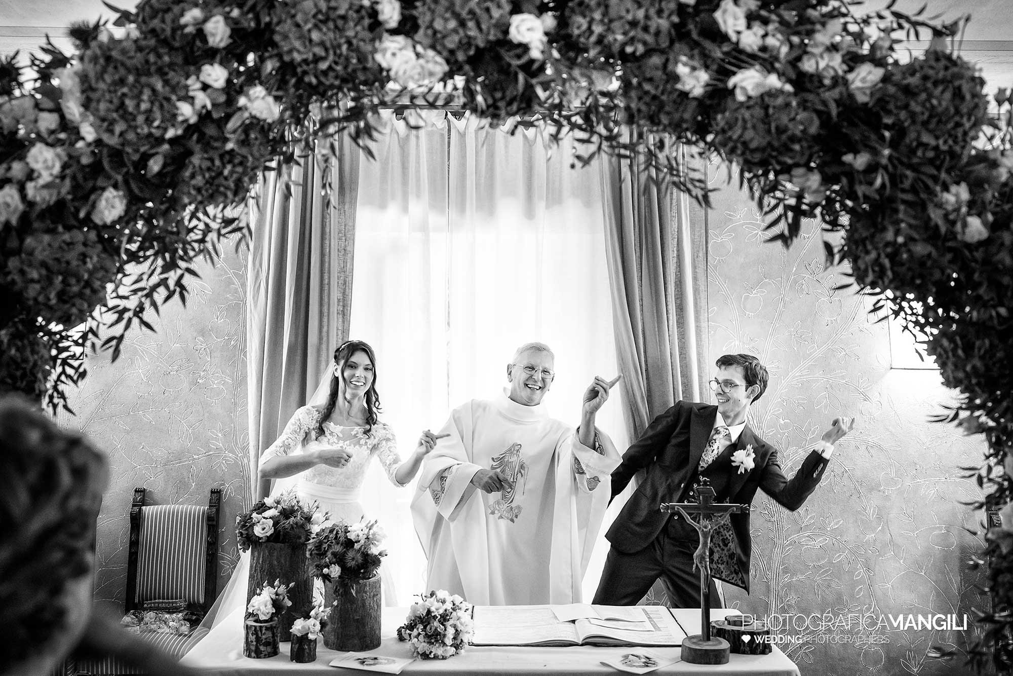 025 fotografo matrimonio reportage wedding sposi cerimonia religiosa don bruno arco fiori castello rossino calolziocorte lecco lago como 025 fotografo matrimonio reportage wedding sposi cerimonia religiosa don bruno arco fiori castello rossino calolziocorte lecco lago como